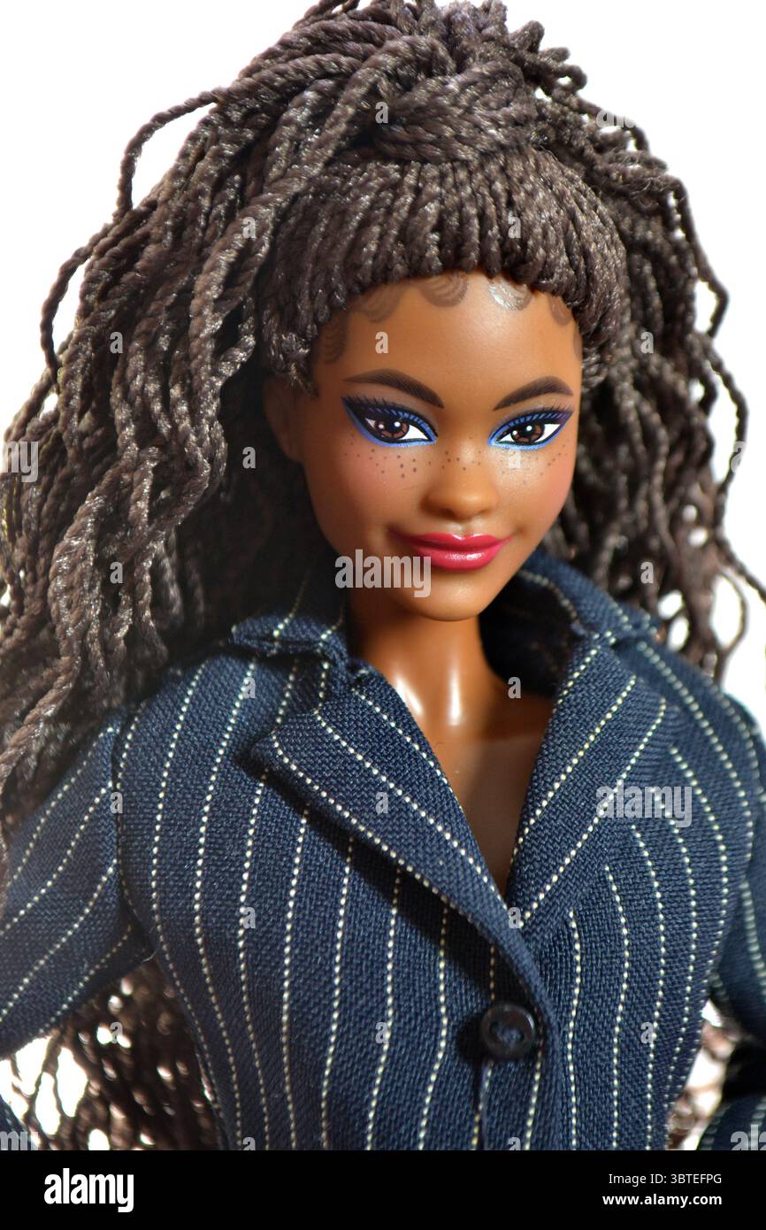 Belle poupée Barbie noire Brooklyn habillée pour le bureau Banque D'Images