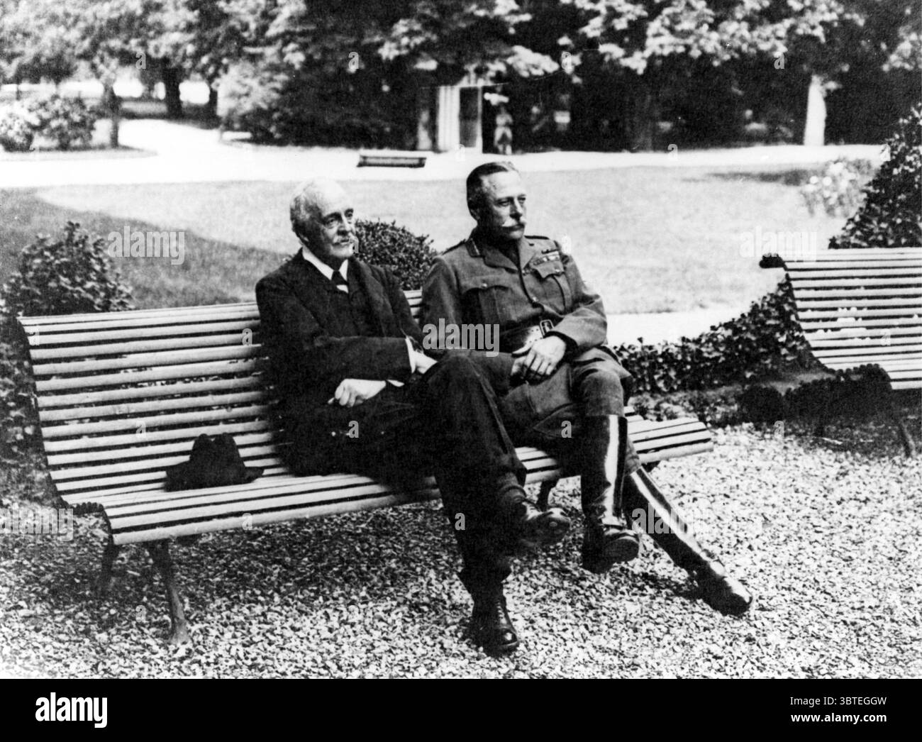 Mr A J Balfour et Field Marshal Sir Douglas Haig dans l'enceinte du palais de Trianon juillet 1918 Arthur James Balfour, 1er comte de Balfour, KG, OM, PC (25 juillet 1848 - 19 mars 1930) était un homme d'État britannique et le trente-troisième premier ministre du Royaume-Uni Banque D'Images