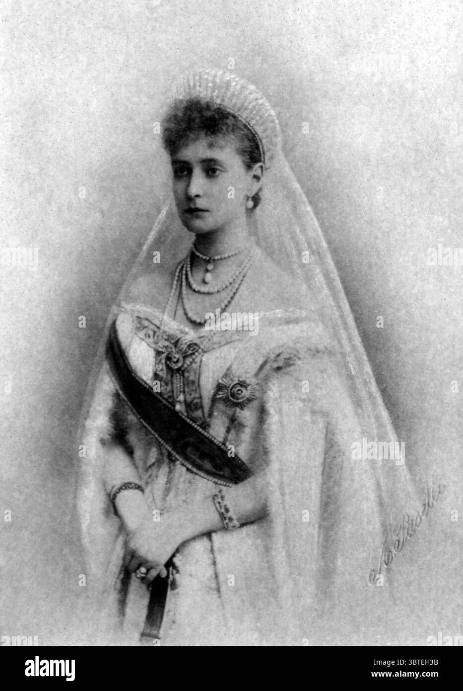Alexandra-Feodorovna Imperatrice de Russie 1872 - impératrice de Russie - impératrice Alexandra Fyodorovna de Russie, née princesse Alix de Hesse et du Rhin (allemand : Viktoria Alix Helena Luise Beatrice Prinzessin von Hessen und BEI Rhin) 6 juin 1872 - 17 juillet 1918, était impératrice consort de Nicolas II, le dernier tsar de l'Empire russe. Née petite-fille de la reine Victoria du Royaume-Uni, elle prit le nom d'Alexandra Feodorovna lors de sa bénédiction dans l'Église orthodoxe russe, qui la canonisa en tant que Sainte Alexandra porteuse de passion en 2000. Alexandra est surtout connue comme la dernière Tsari Banque D'Images
