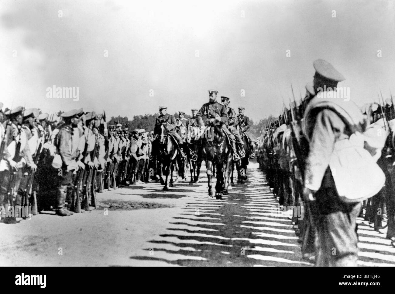 Tsar (tsar) Nicolas II, 1868-1918, prend la direction. Tsar de Russie 1894-1917, il était dominé par sa femme, la princesse Alix de Hesse (Tsarine Alexandra), qui était sous l'influence de Raspoutine. Sa gestion de la guerre russo-japonaise et des affaires intérieures conduit à la révolution de 1905, qu'il supprime, bien qu'il soit contraint d'accorder des réformes constitutionnelles limitées. Il a emmené la Russie dans la première Guerre mondiale en 1914, a été forcé d'abdiquer en 1917 (Révolution russe) et a été exécuté avec sa famille. Banque D'Images