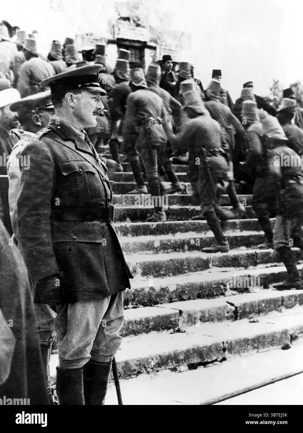 Colonel Sir R. Storrs regardant les hommes du bataillon d'infanterie égyptien monter les marches menant à la mosquée d'Omar. Avril 1918 Banque D'Images