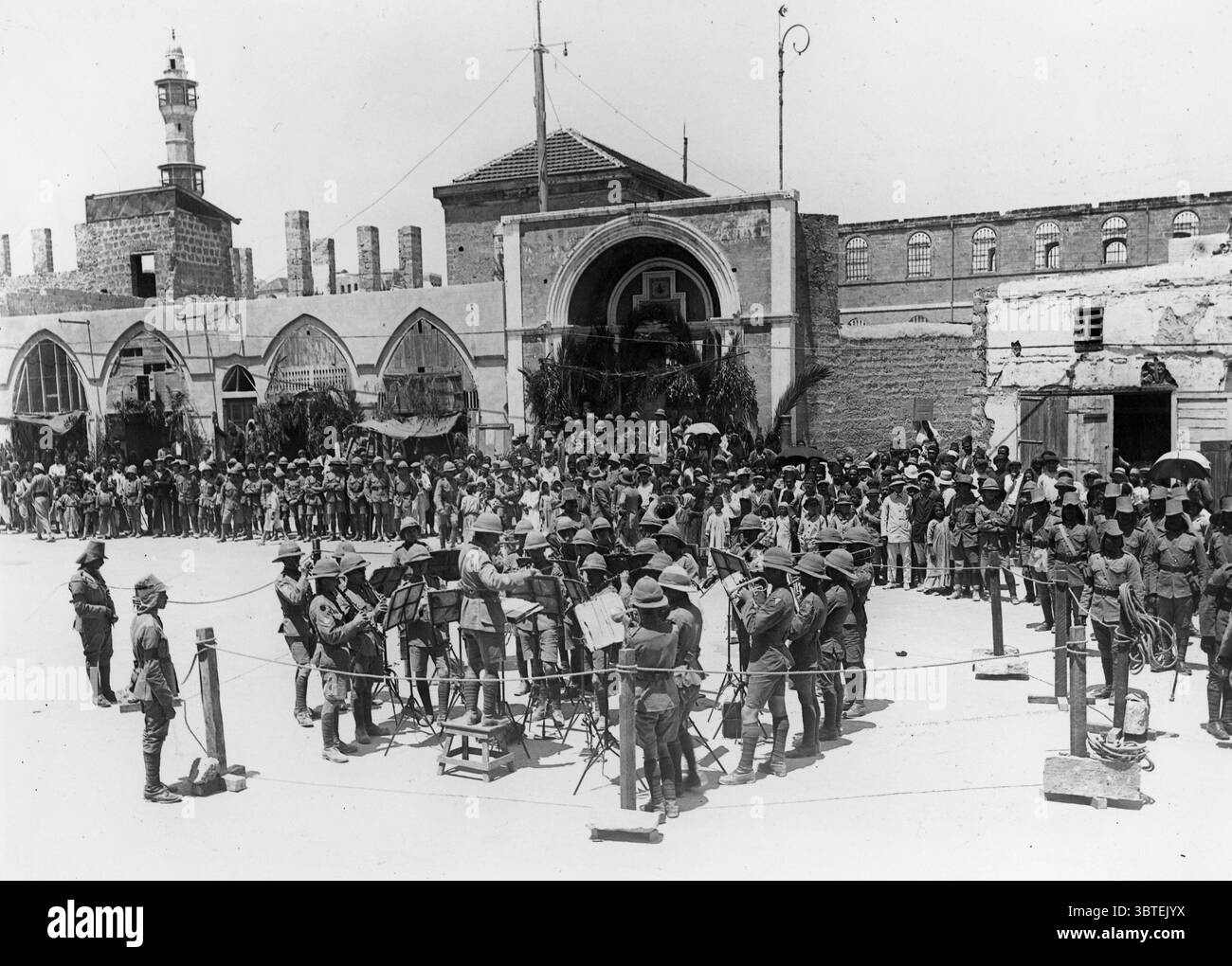 Festivités à Jaffa le jour de l'anniversaire de SM King George V. orchestre militaire jouant devant Government House à Jaffa WWI Banque D'Images
