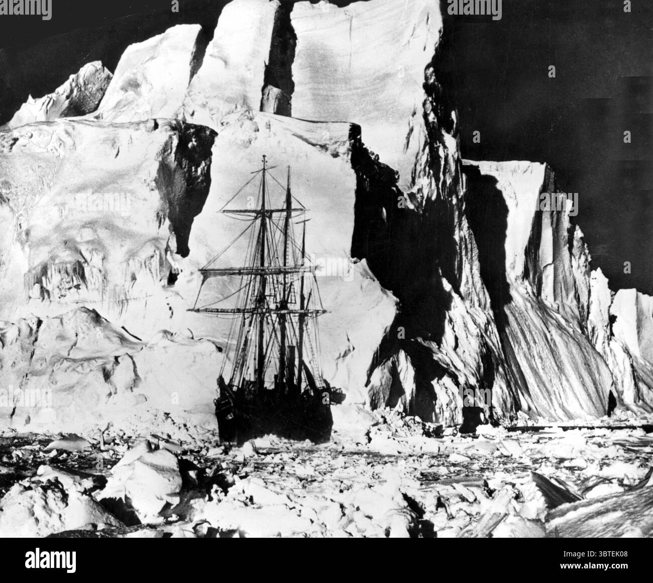 Pendant un mois avant l'écrasement final, l'Endurance a été jetée comme un jouet sous le soulèvement et la pression de la glace en guerre - 1914 Banque D'Images