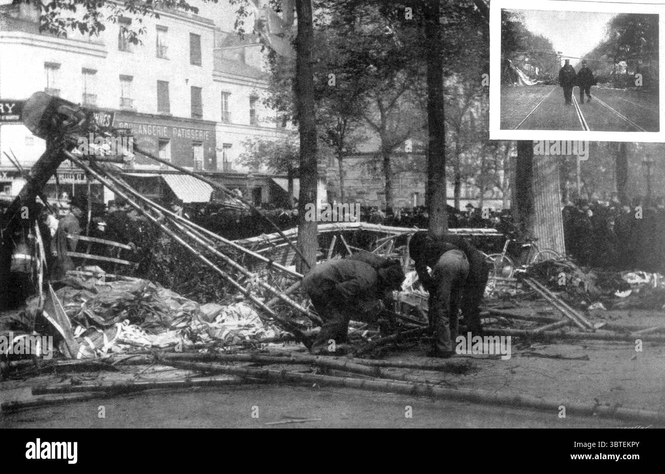 Épave bloquant la rue de la Pax le ballon malheureux dans lequel M Severo a perdu la vie : 12 mai 1902 , Paris , France Banque D'Images