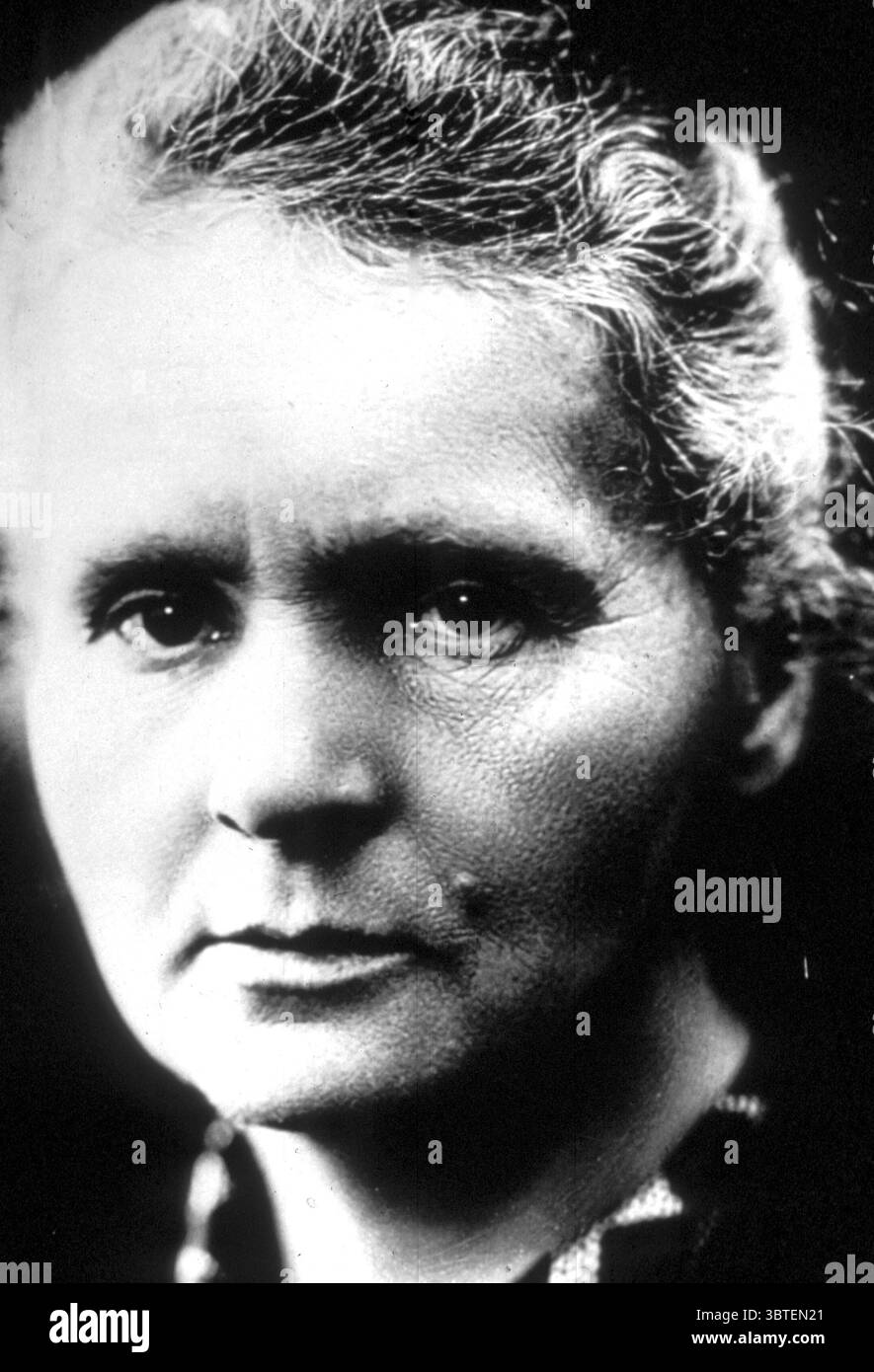 Marie Curie. Curie, Marie (également Marja Curie, Manya Curie ; Madame Curie ; née Sklodowska) chimiste et physicien français (né en Pologne) ; avec Pierre Curie, co-découvrit les éléments polonium 1898, radium 1898 ; découvrit la radioactivité du thorium ; 1ère femme à enseigner à la Sorbonne 1906 ; avec André Debierne, co-découvrit la forme métallique pure du radium 1910 ; mort de leucémie en raison d'une exposition de longue recherche à la radioactivité ; Prix Nobel de physique 1903 ; Prix Nobel de physique ; Pierre Curie 1911 ; épouse Pierre Curie en 1895 ; Pierre Curie en 1867-1934 Banque D'Images