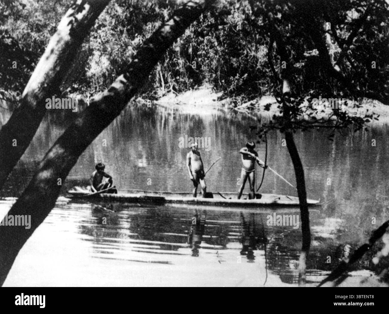 Des indigènes tirent sur des poissons avec un arc et une flèche sur la rivière où le colonel Percy Fawcett a disparu. Banque D'Images