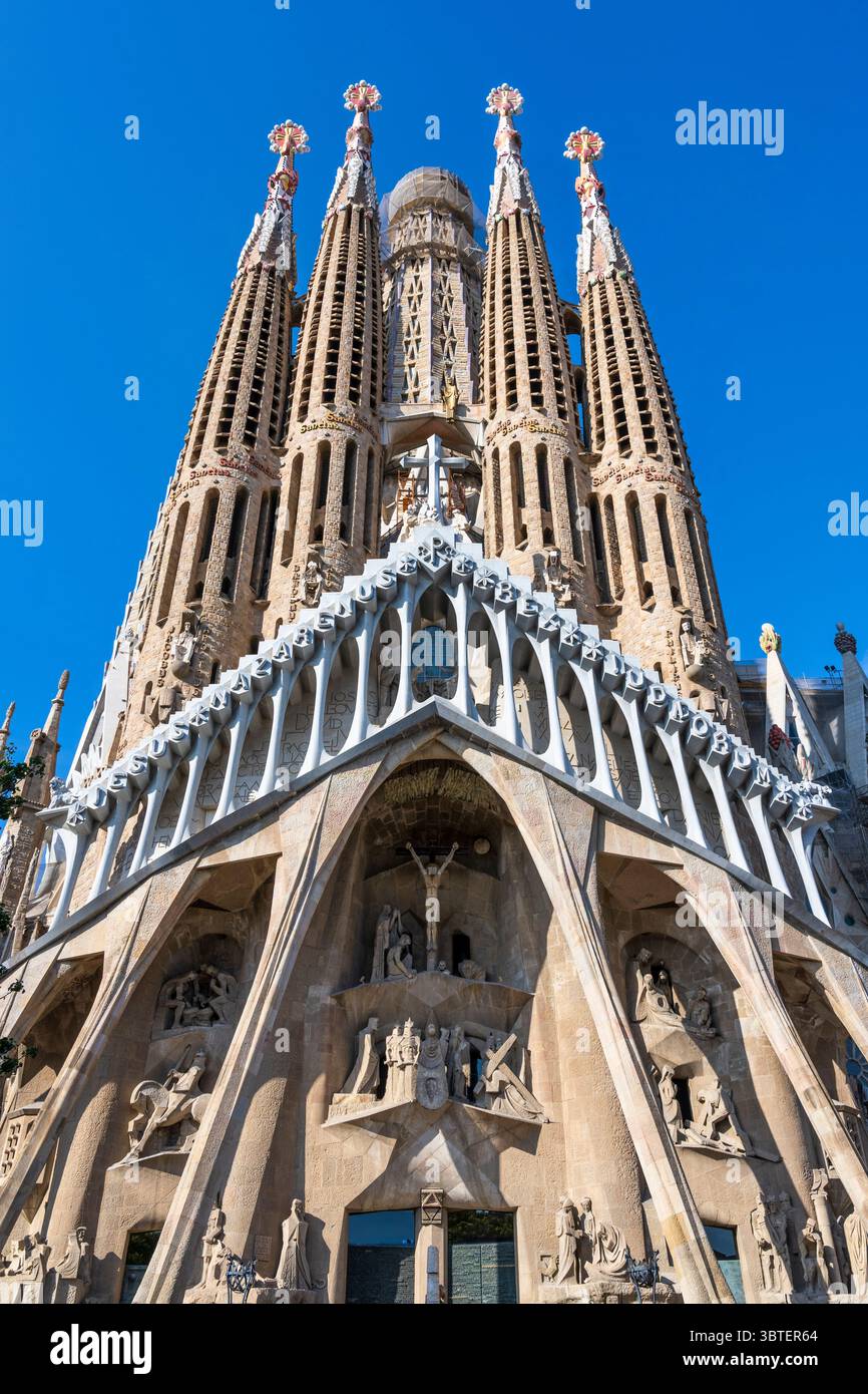 Façade passion de la Sagrada Familia conçue par l'architecte catalan Antoni Gaudi dans le quartier de l'Eixample à Barcelone, en Catalogne en Espagne Banque D'Images