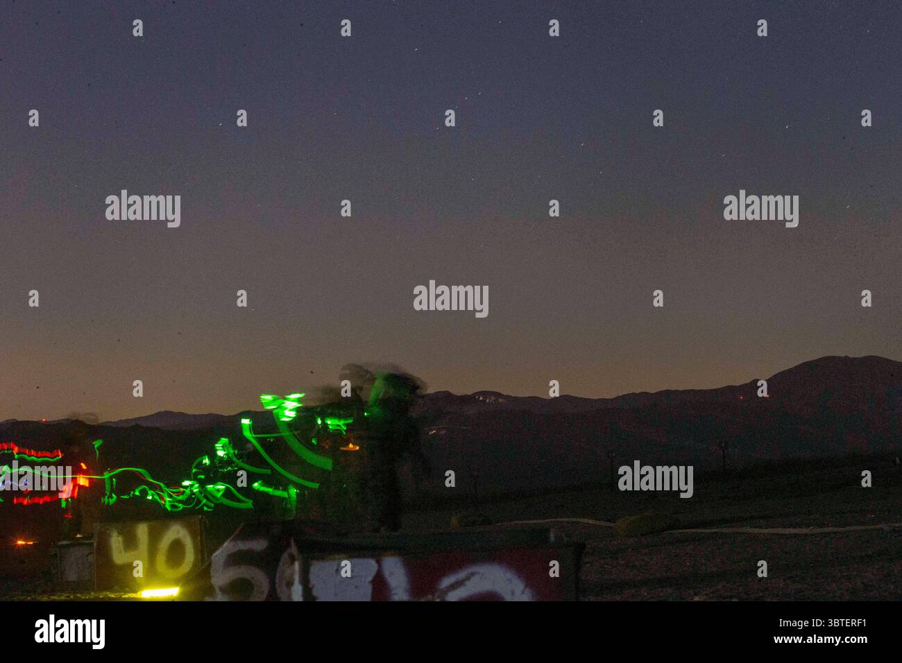 2 septembre 2020 - Camp Pendleton, Californie, États-Unis - U.S. Marines with India Company, Marine combat Training Battalion, School of Infantry - West, vue en bas de portée lors d'un exercice de tir réel de nuit au Range 706 sur Marine corps base Camp Pendleton, Californie, Septembert. 2, 2020. La mission du MCT est de donner aux Marines non-infanterie une compréhension fondamentale du leadership et des principes de base de la guerre de manœuvre. (Image de crédit : © Andrew Cortez/U.S. Marines/ZUMA Wire/ZUMAPRESS.com) Banque D'Images