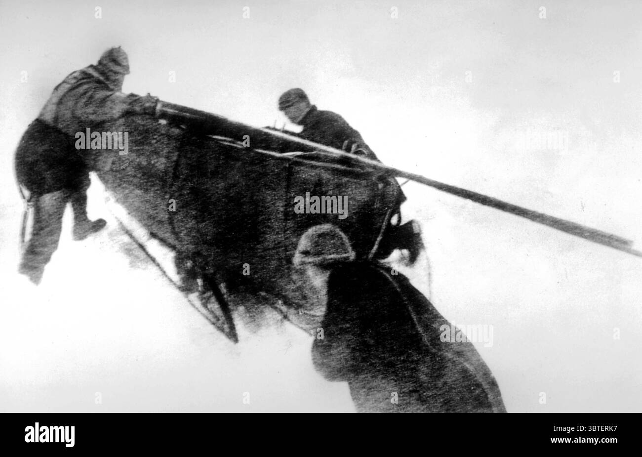 Salomon August Andree, Frankel et Strindberg avec leur bateau-traîneau lors de leur expédition au pôle Nord en juillet 1897. Banque D'Images Salomon August Andree, Frankel et Strindberg avec leur bateau-traîneau lors de leur expédition au pôle Nord en juillet 1897. Banque D'Images