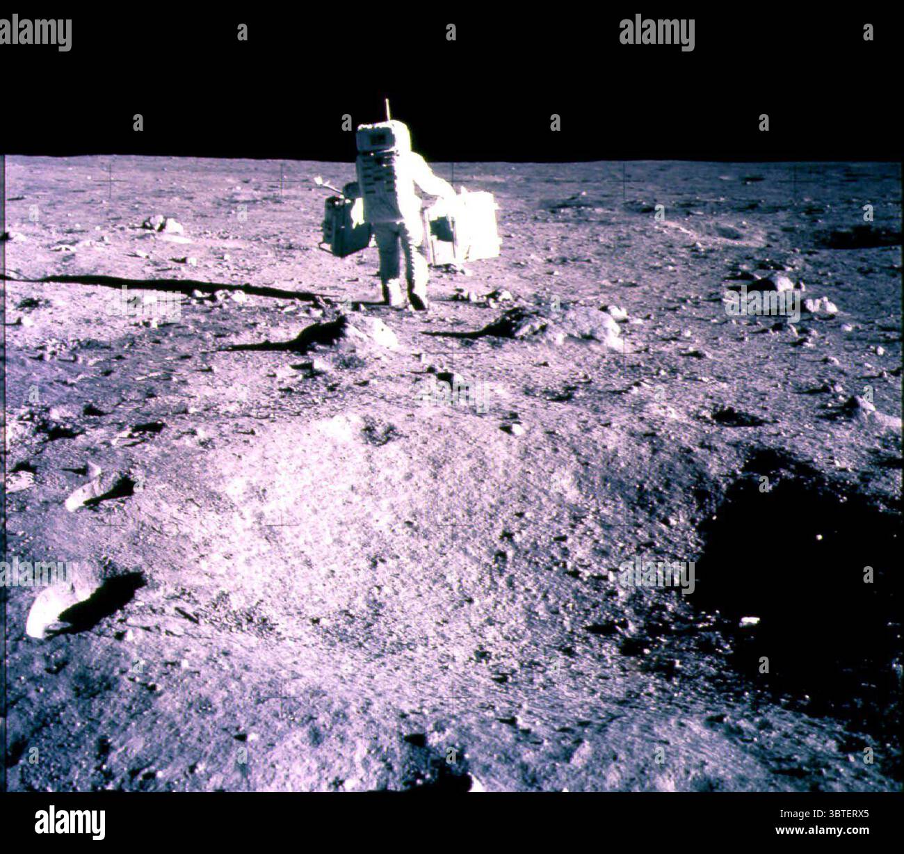 Edwin Aldrin Jur. marcher sur la surface de la lune avec 2 composants. Banque D'Images