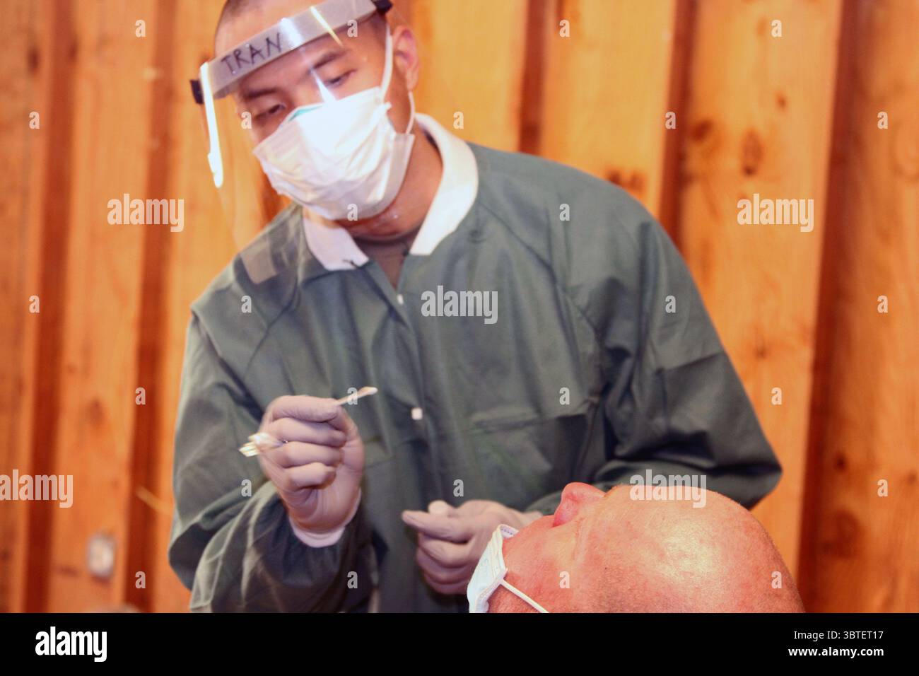 11 septembre 2020 - Fort Hunter Liggett, Californie, États-Unis - le Sgt, Minh Tran de la 7234e unité de soutien médical administre un test de prélèvement nasal COVID-19 au Sgt 1re classe Robert Jellison du 96e Bataillon de police militaire HHC, pendant la phase de réception, de mise en scène, de déplacement et d'intégration de l'opération Ready Warrior à Fort Hunter Liggett, Californie, le 11 septembre 2020. La réserve de l’Armée de terre américaine continue de prendre les mesures et les précautions nécessaires pour protéger la force, maintenir la capacité d’atteindre les objectifs de préparation, tout en prévenant les infections à COVID-19 grâce à l’EPU intégré Banque D'Images