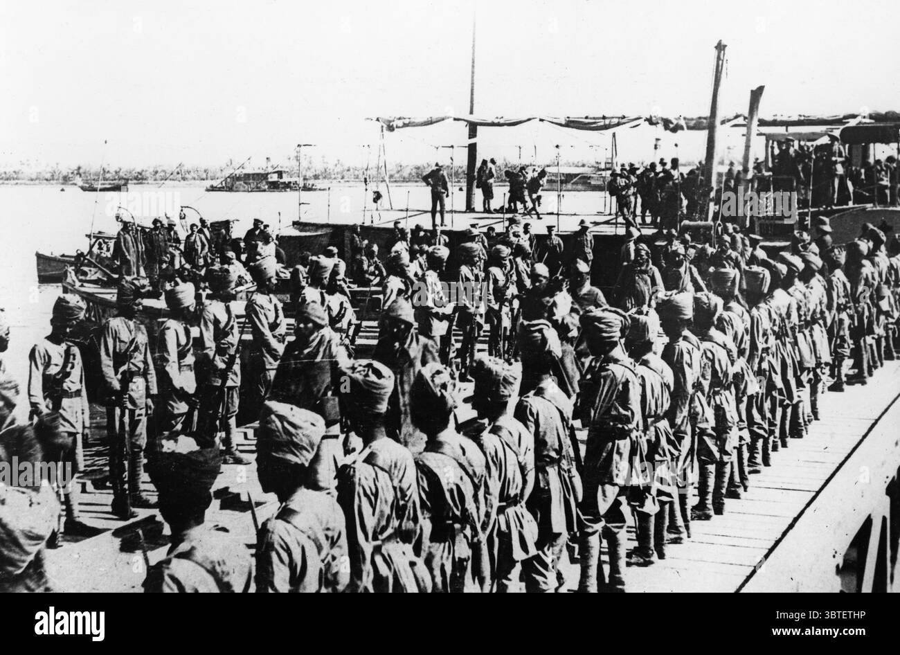 Troupes indiennes positionnées dans un port alors que d'autres troupes débarquent d'un navire. 1914 - 1918 Banque D'Images