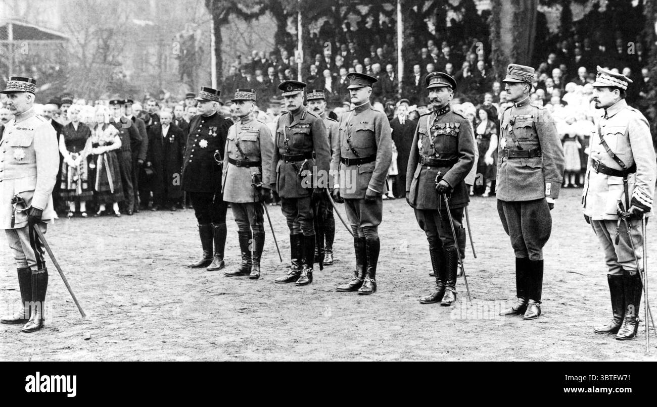 Présentation au Maréchal Petain, Baron de Maréchal de France, Metz - 8 décembre 1918. Maréchaux Petain, Joffe Foch, maréchal Sir Douglas Haig, généraux Pershing (USA), Gillain (Belgique), Albricci (Italie) et Haller (Pologne) Banque D'Images