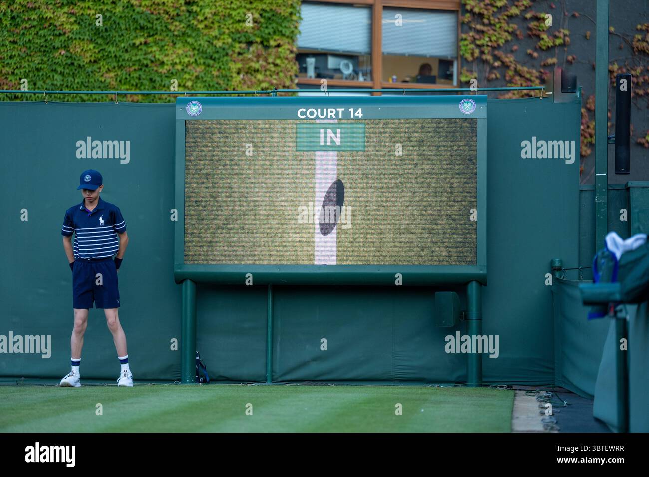 LONDRES, ANGLETERRE - JUIN 30 : Challenge, appel de ligne électronique, Hawk Eye pendant Wimbledon 2025 au All England Lawn Tennis & Croquet Club le 30 juin 2025 à Londres, Angleterre. (Photo de Marleen Fouchier/Orange Pictures) Banque D'Images