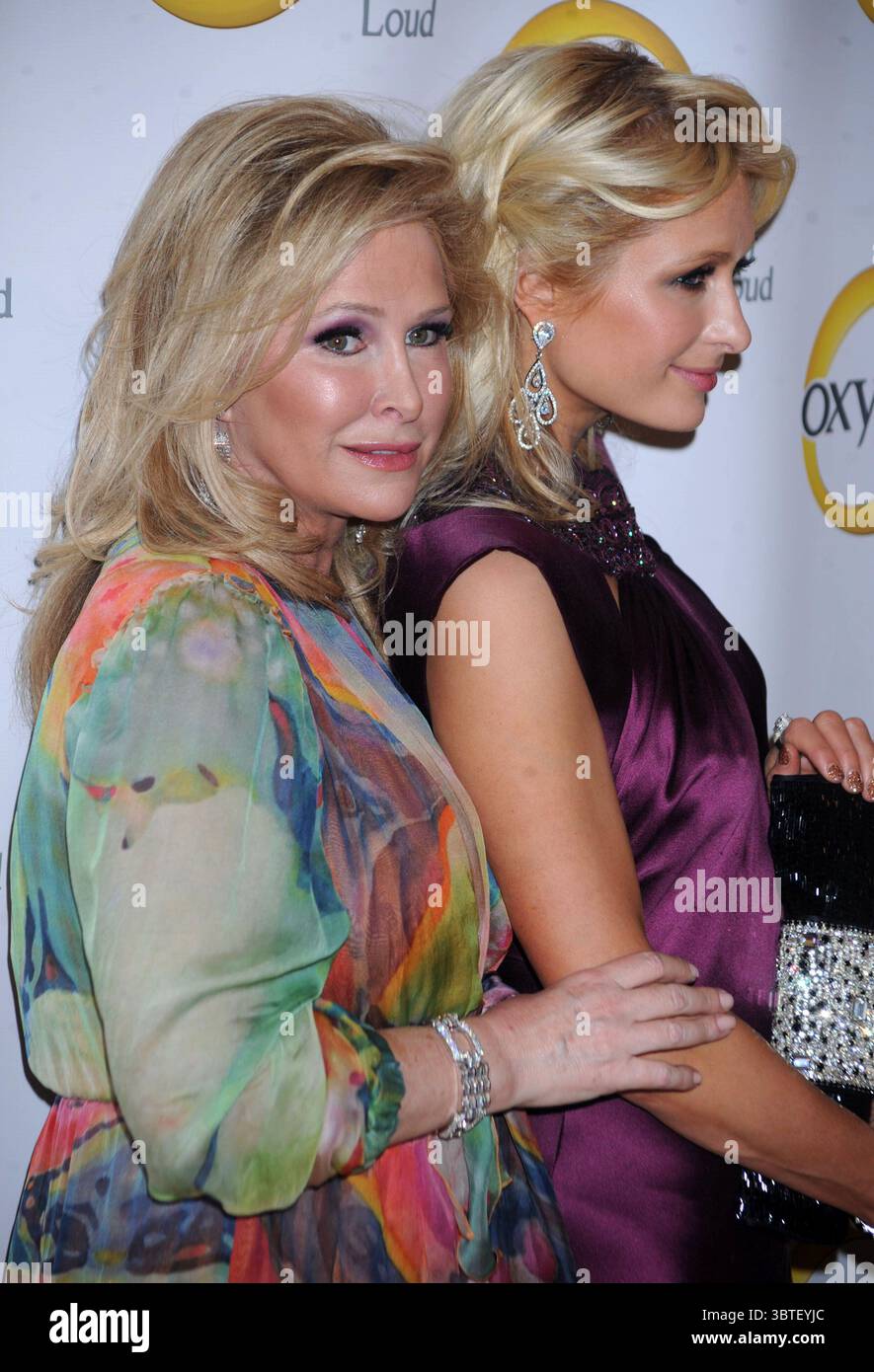 NEW YORK, NY - 04 AVRIL : Kathy Hilton Paris Hilton assiste à la présenstation 2011 d'Oxygen Media au Gotham Hall le 4 avril 2011 à New York. .People : Kathy Hilton Paris Hilton. (Crédit image : © SMG via ZUMA Wire) Banque D'Images