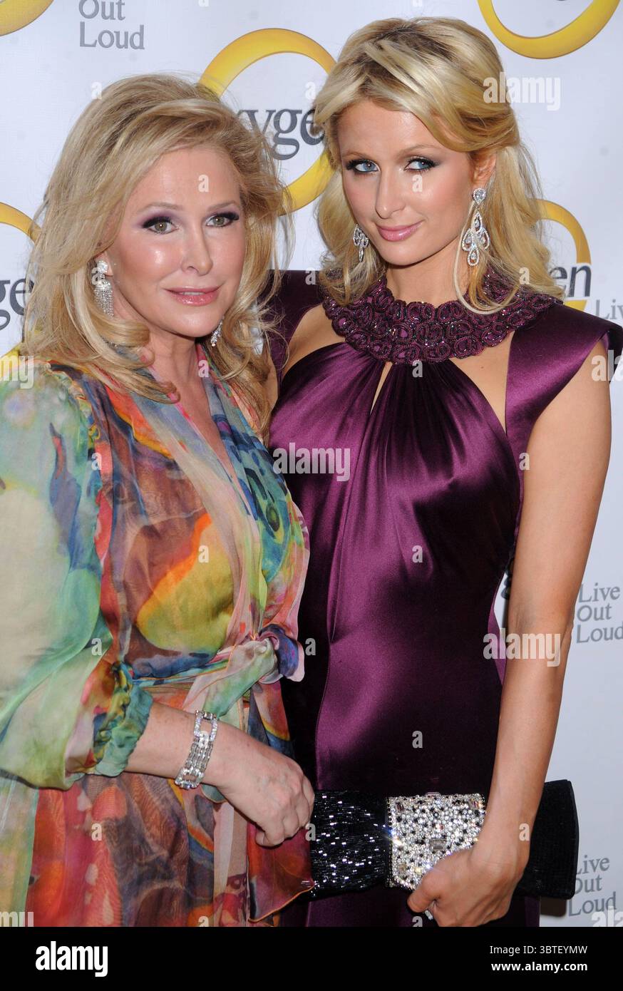 NEW YORK, NY - 04 AVRIL : Kathy Hilton Paris Hilton assiste à la présenstation 2011 d'Oxygen Media au Gotham Hall le 4 avril 2011 à New York. .People : Kathy Hilton Paris Hilton. (Crédit image : © SMG via ZUMA Wire) Banque D'Images