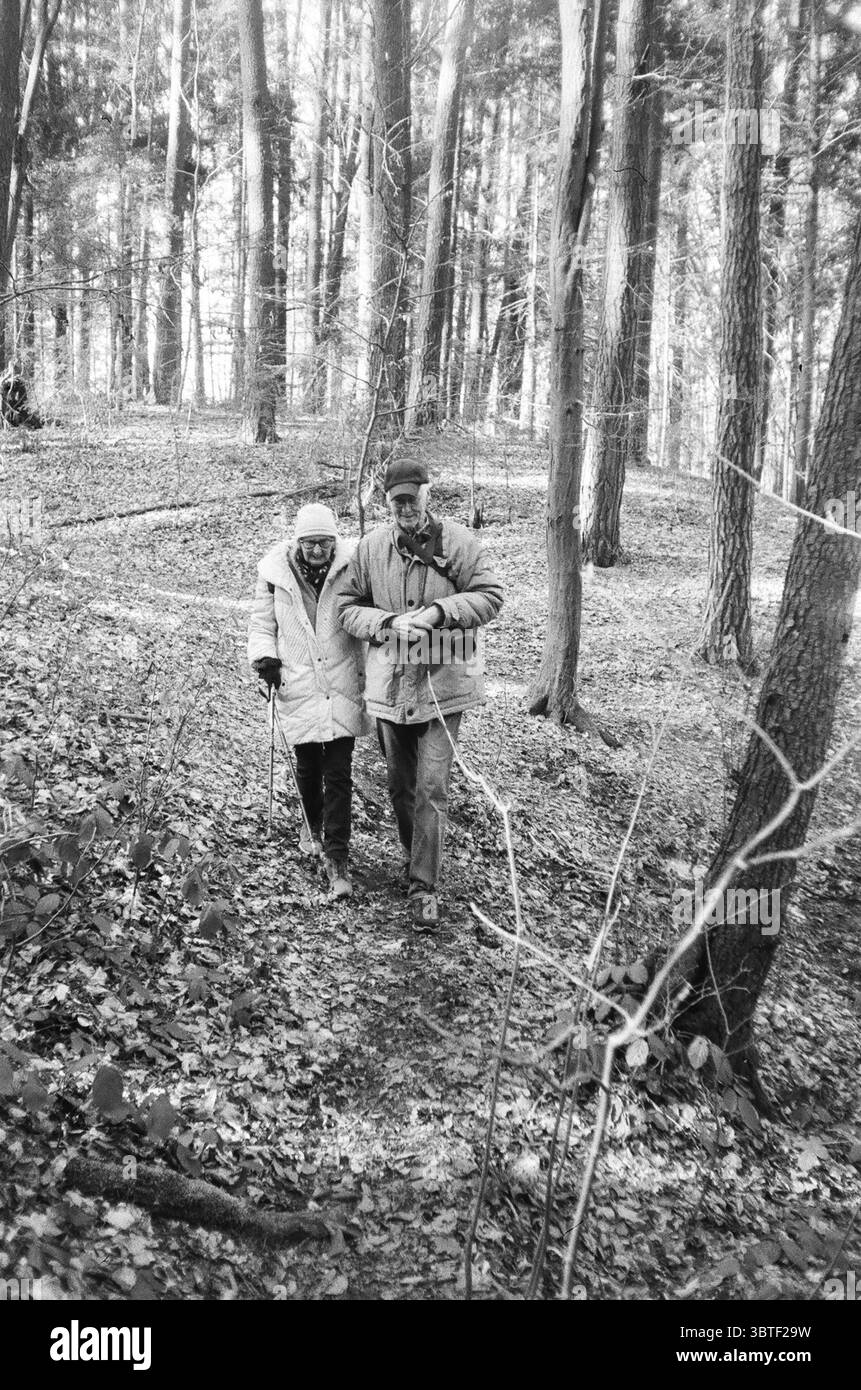 Couple âgé marchant dans la forêt, noir et blanc, Bavière, Allemagne Banque D'Images