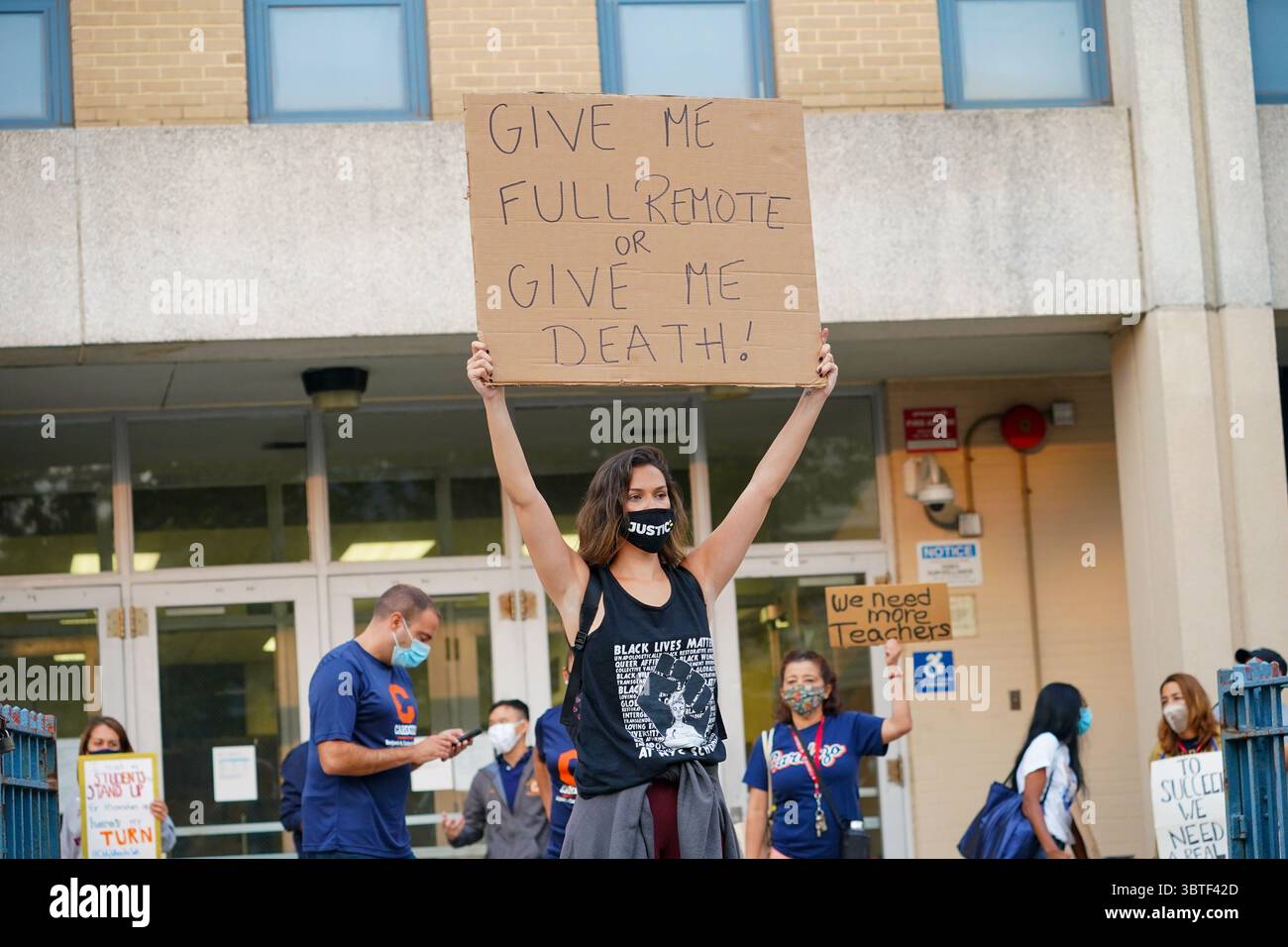17 septembre 2020, New York, États-Unis : un étudiant du lycée Benjamin N. Cardozo à Oakland Gardens, Queens, New York tient une pancarte lors d'une manifestation contre l'apprentissage en personne alors que les enseignants soulèvent de nouvelles préoccupations sur la préparation des écoles contre COVID-19. Le maire de New York Bill de Blasio et le chancelier des écoles Richard Carranza ont dévoilé leur plan ''Blended Learning'' pour les 1,1 millions d'élèves des écoles publiques de la ville. (Crédit image : © John Nacion/SOPA images via ZUMA Wire) Banque D'Images