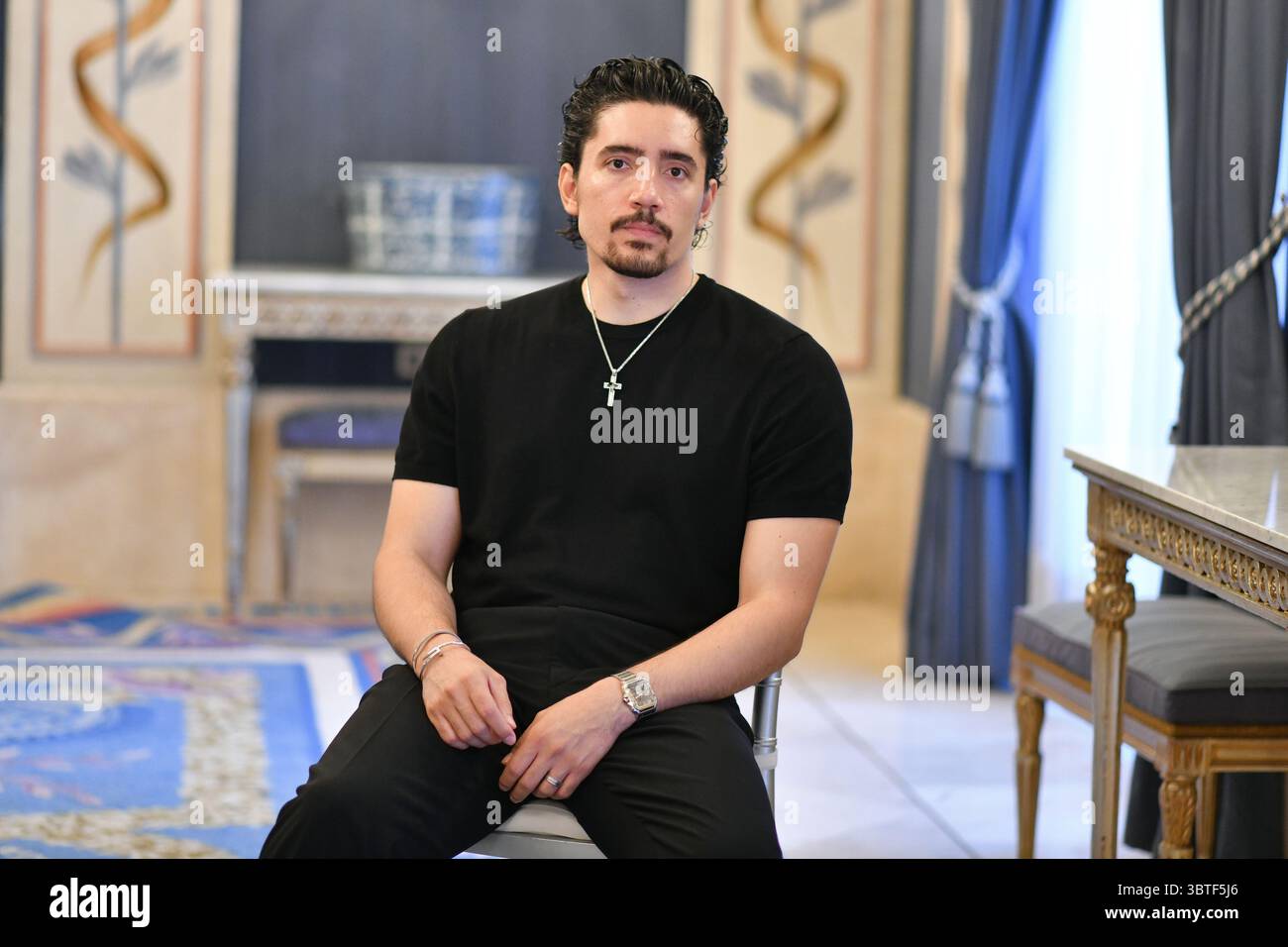 Le chanteur mexicain Alex Fernandez pose lors d'une séance de portrait au Teatro Real de Madrid, le 15 juillet 2025, Espagne Banque D'Images