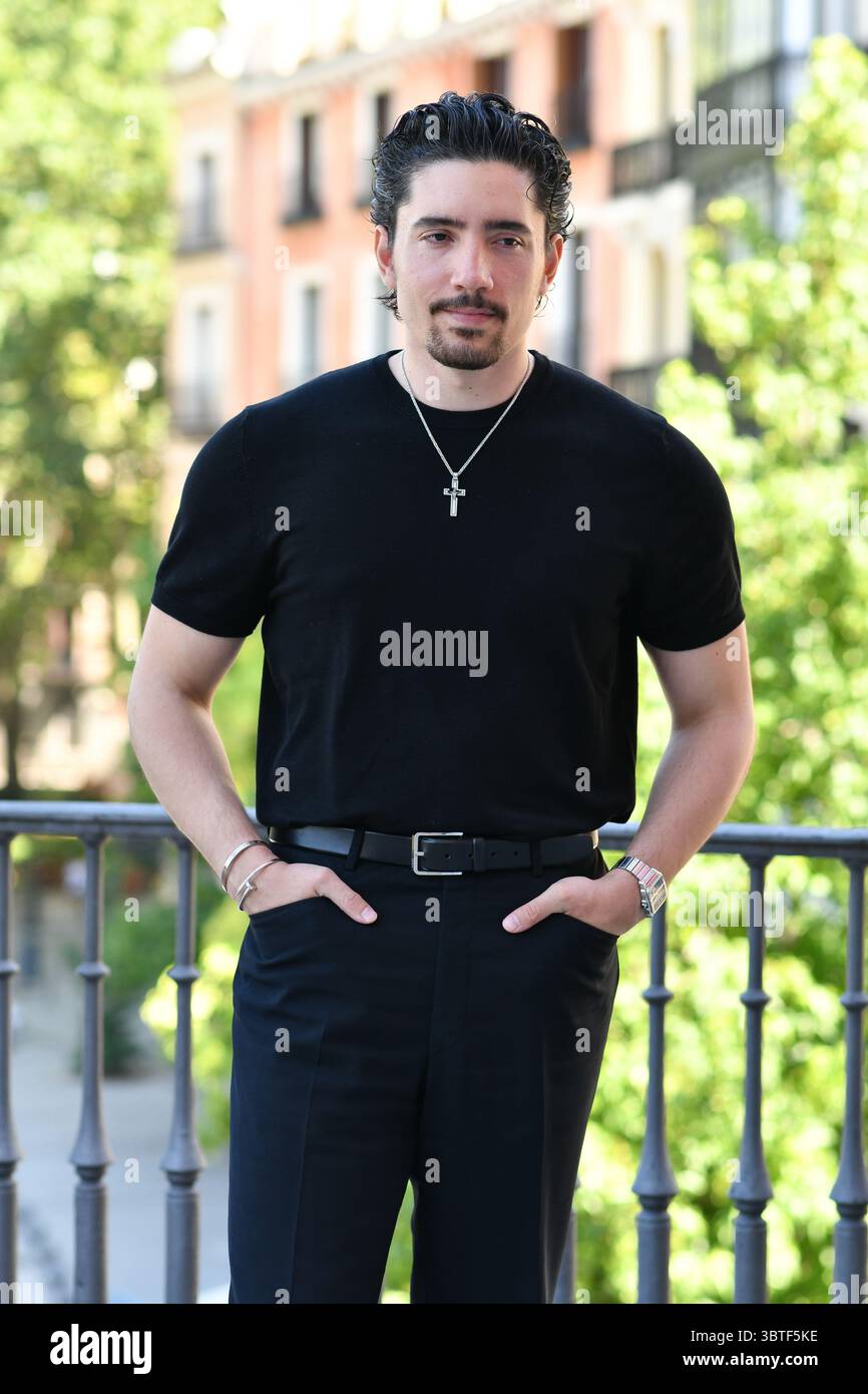Le chanteur mexicain Alex Fernandez pose lors d'une séance de portrait au Teatro Real de Madrid, le 15 juillet 2025, Espagne Banque D'Images