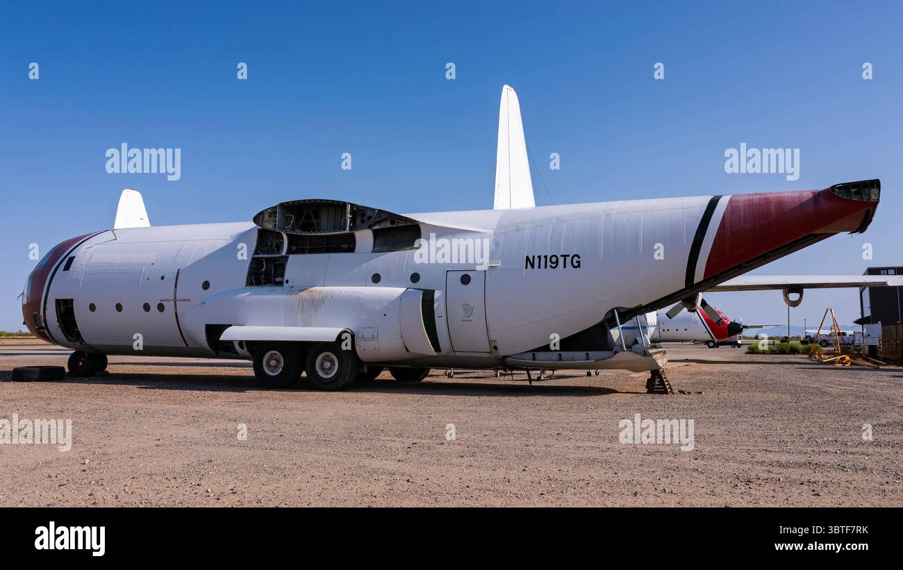 Coolidge muni Airport 7-13-2025 Coolidge AZ USA ancien Lockheed C-130A de l'USAF en cours de démantèlement à l'aéroport municipal de Coolidge Banque D'Images