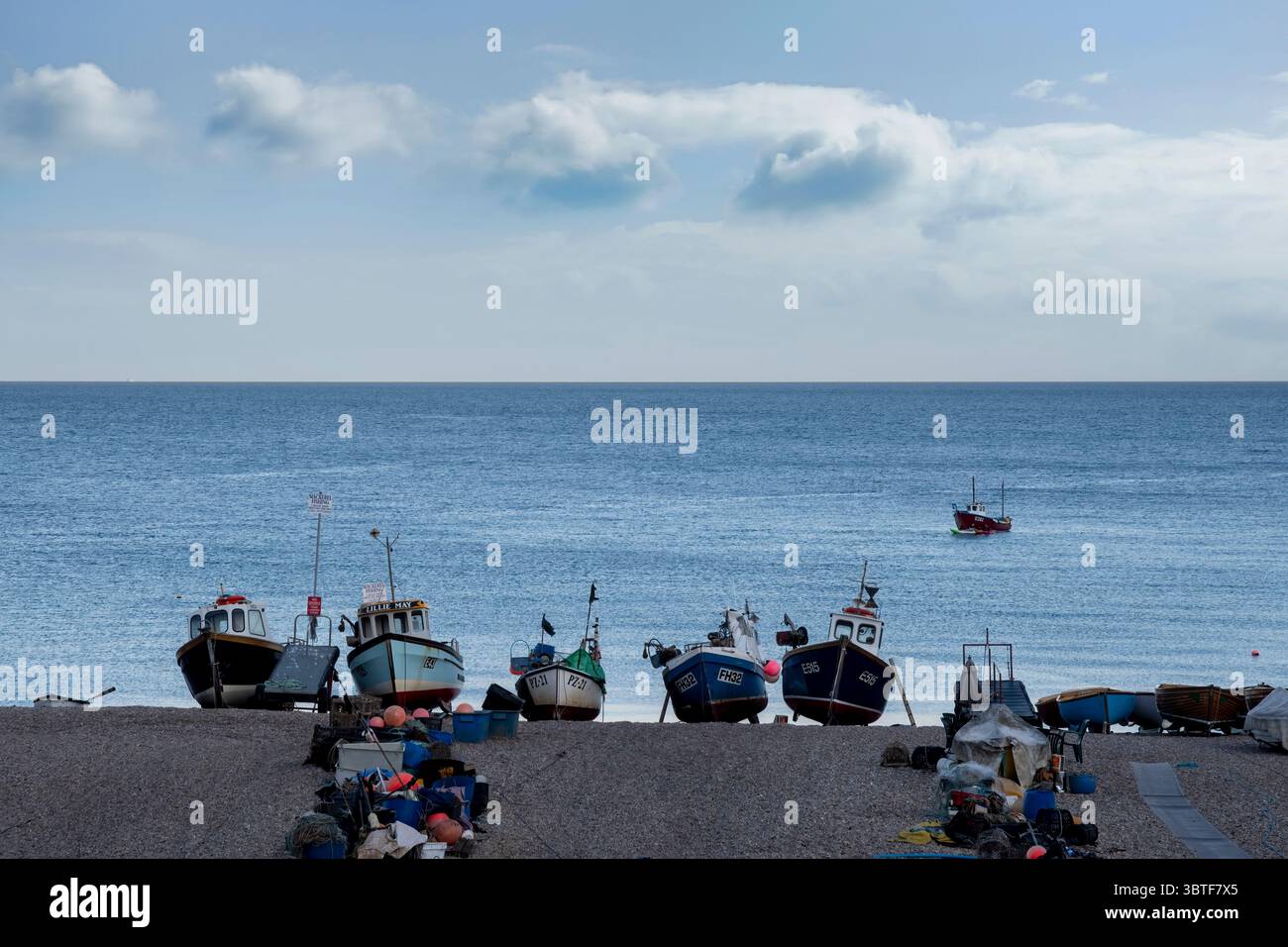 Bateaux de pêche perchés sur la plage de Beer dans le Devon Banque D'Images