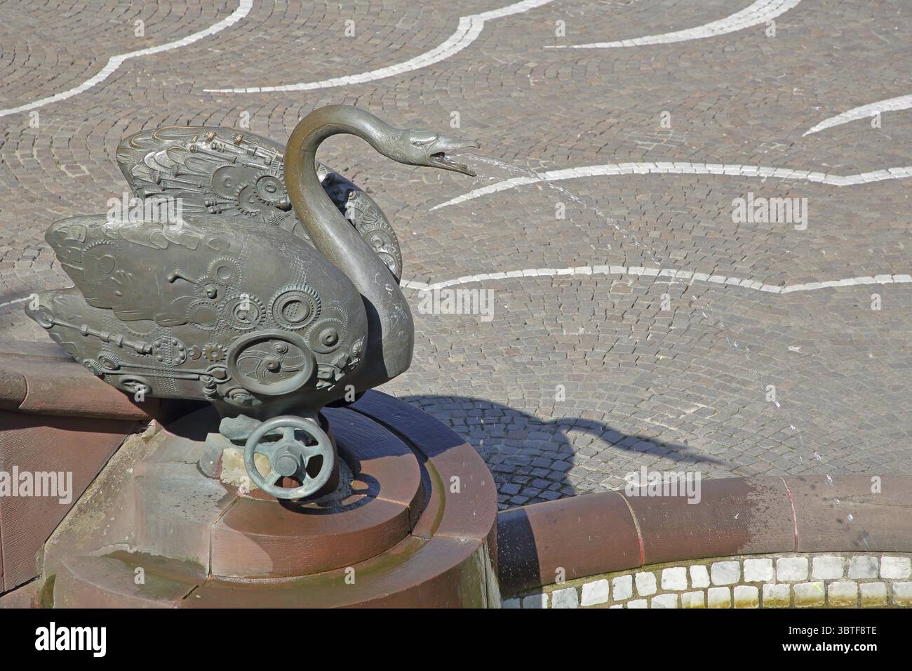 Fontaine du château avec figure de cygne par Gernot Rumpf 1984, jet d'eau, sculpture en bronze, art moderne, détail, reliefs, volant, col de cygne, fontaine, Schl Banque D'Images