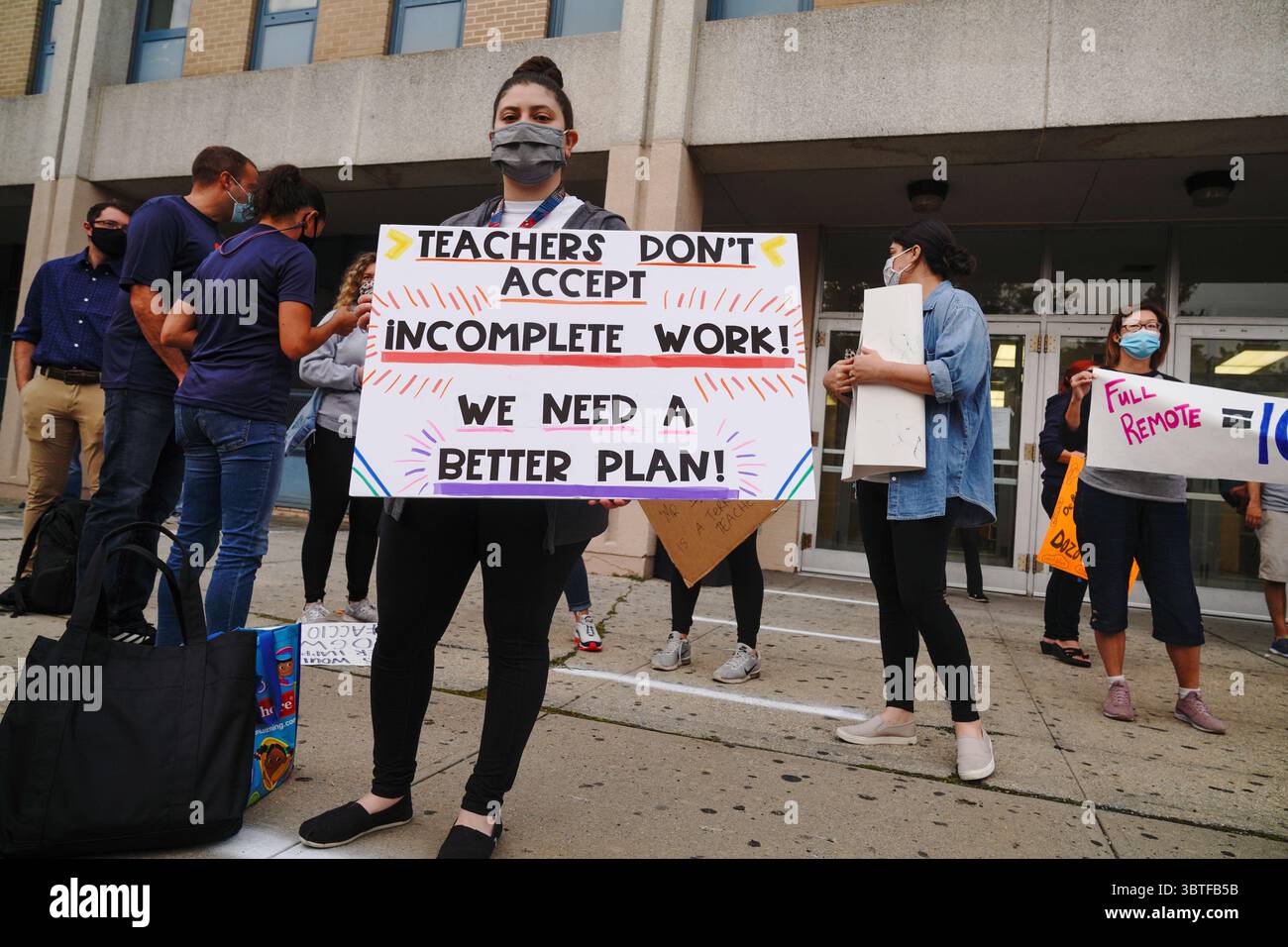 17 septembre 2020, New York, États-Unis : les élèves du lycée Benjamin N. Cardozo d'Oakland Gardens, Queens, New York tiennent des pancartes lors d'une manifestation contre l'apprentissage en personne alors que les enseignants soulèvent de nouvelles préoccupations sur la préparation des écoles contre le COVID-19. Le maire de New York Bill de Blasio et le chancelier des écoles Richard Carranza ont dévoilé leur plan ''Blended Learning'' pour les 1,1 millions d'élèves des écoles publiques de la ville. (Crédit image : © John Nacion/SOPA images via ZUMA Wire) Banque D'Images