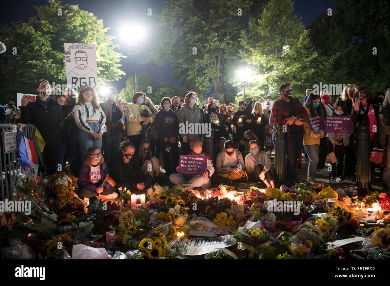 19 septembre 2020, États-Unis : des centaines de personnes se rassemblent pour rendre hommage à la juge de la Cour suprême Ruth Bader Ginsburg devant la Cour suprême des États-Unis à Washington, DC, samedi 19 septembre 2020. La juge Ginsburg est décédée chez elle d'un cancer du pancréas à l'âge de 87 ans. Crédit : Rod Lamkey / CNP (crédit image : © Rod Lamkey / CNP via ZUMA Wire) Banque D'Images