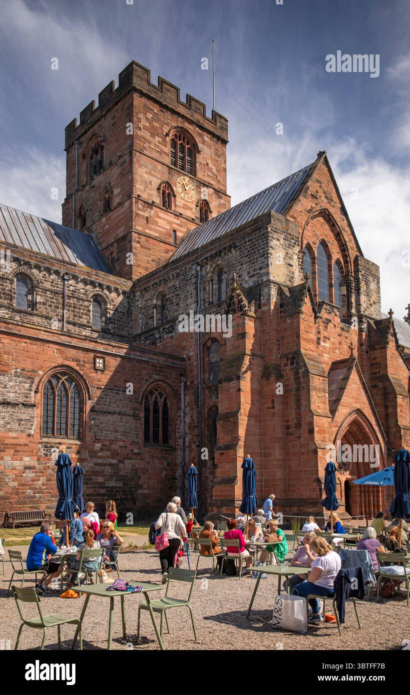 Royaume-Uni, Angleterre, Cumbria, Carlisle, Cathédrale, clients du café Banque D'Images