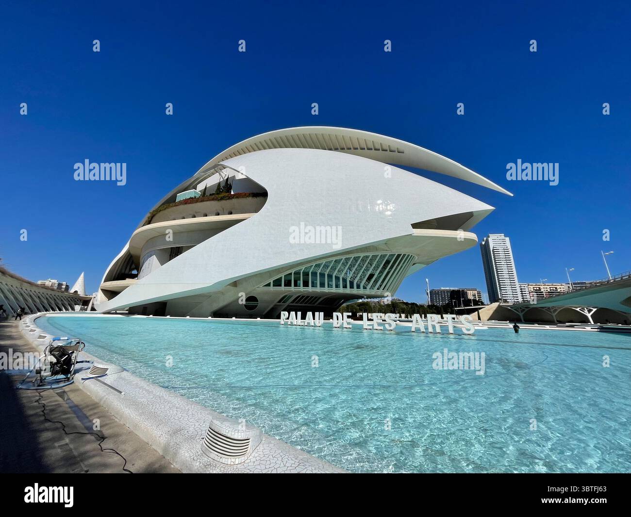 Palau de les Arts Reina Sofía est un opéra, un centre des arts de la scène et un monument urbain conçu par Santiago Calatrava. - Image de stock capturée avec un smartphone