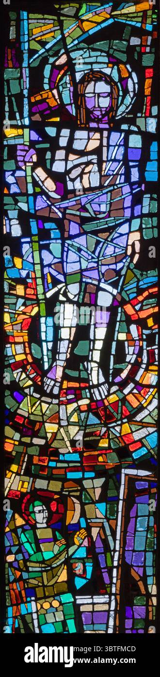 FLORENCE, ITALIE - 18 MARS 2025 : la Résurrection de Jésus dans le vitrail moderne de l'église Chiesa del Sacro Cuore par Ditta Felice Quentin Banque D'Images