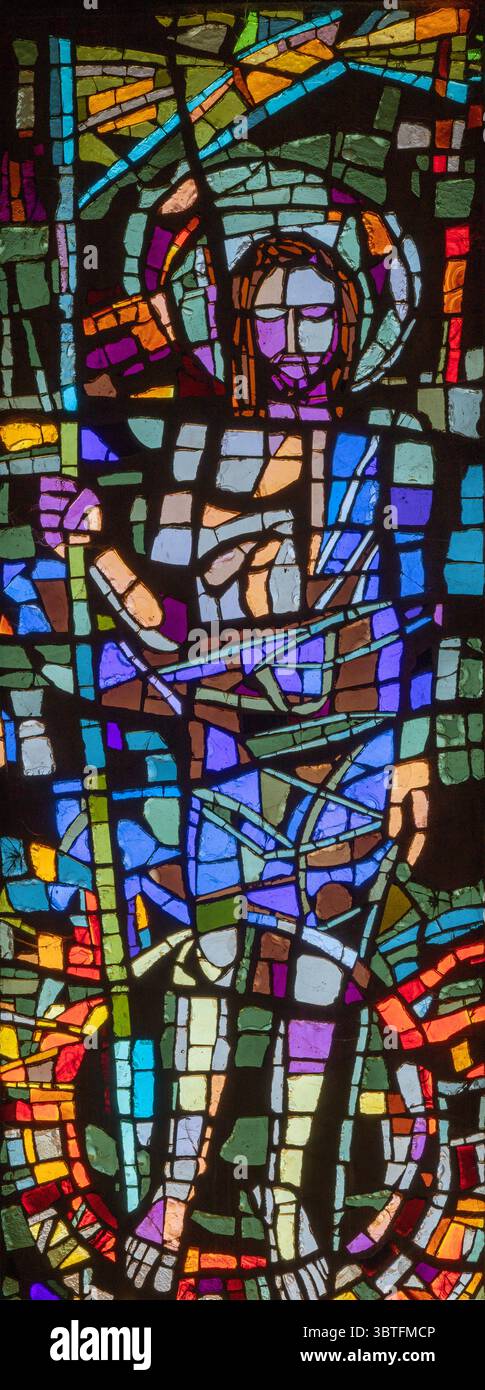 FLORENCE, ITALIE - 18 MARS 2025 : la Résurrection de Jésus dans le vitrail moderne de l'église Chiesa del Sacro Cuore par Ditta Felice Quentin Banque D'Images