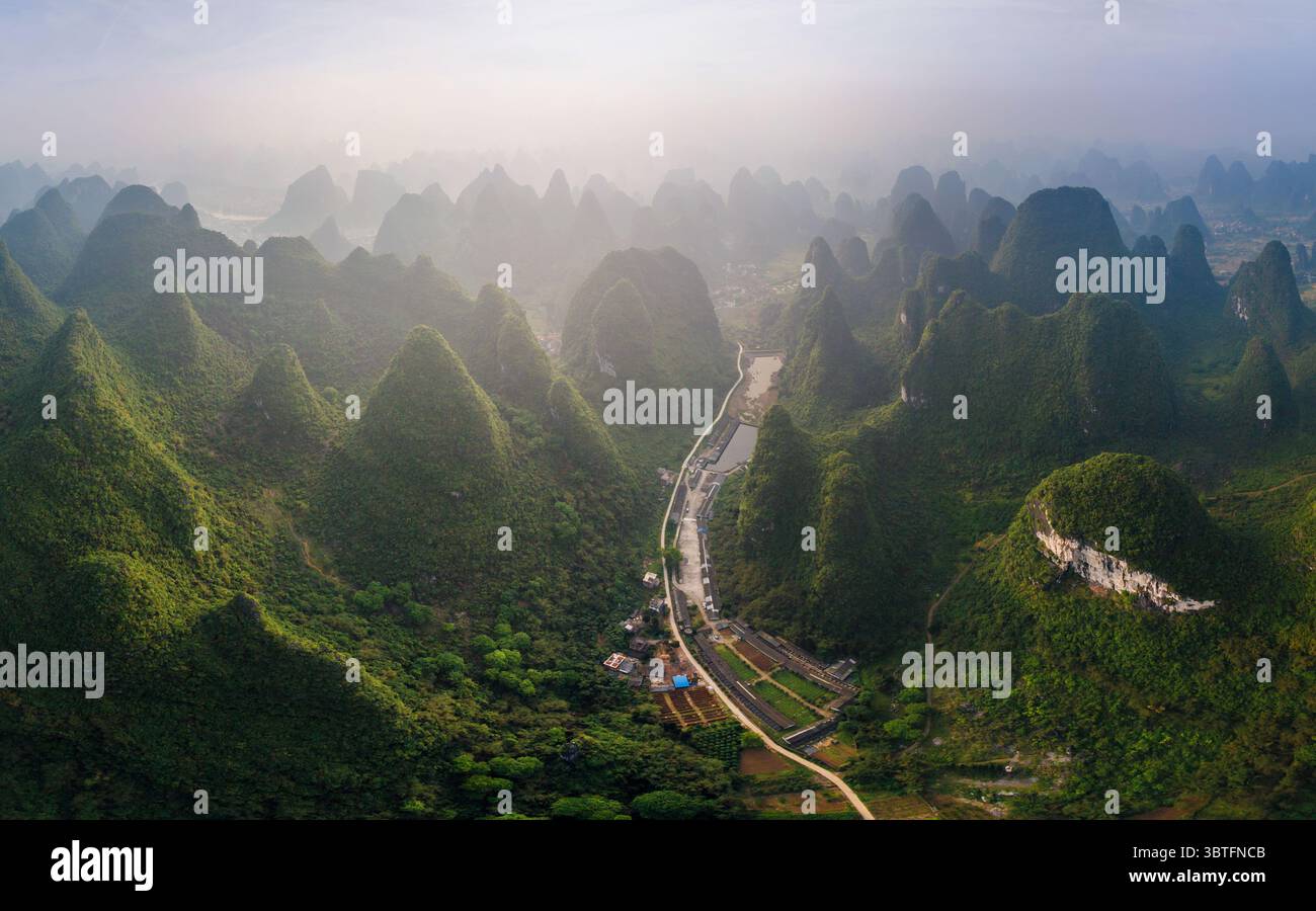 18 avril 2013, Chine : vue aérienne panoramique des montagnes de Guilin, Chine (crédit image : © Airpano LLC/Amazing Aerial via ZUMA Wire) Banque D'Images