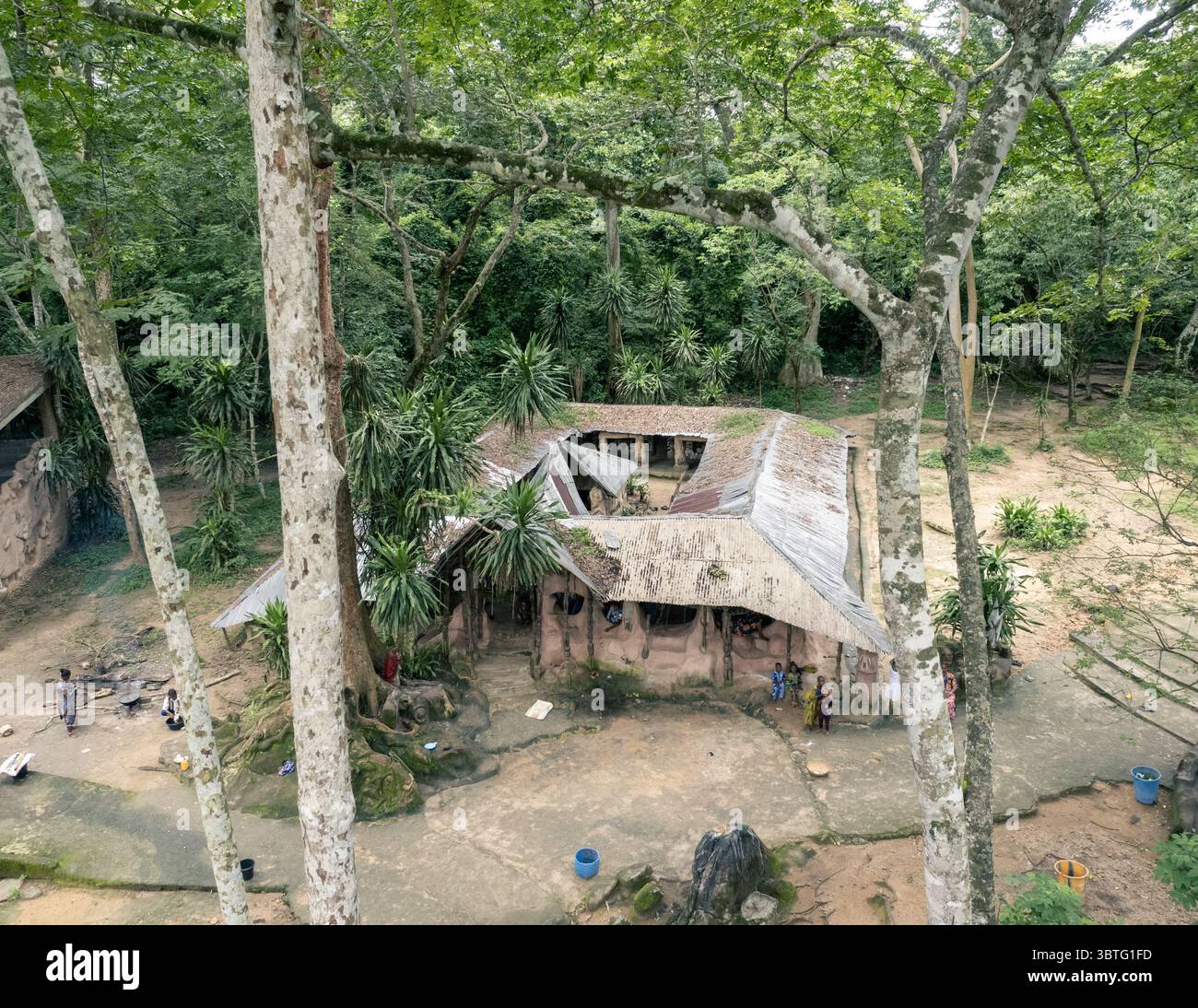 Vue aérienne d'un bâtiment niché au milieu d'arbres luxuriants dans le parc et jardins sacrés d'Osun-Osogbo, Osogbo, Osun, Nigeria. Banque D'Images