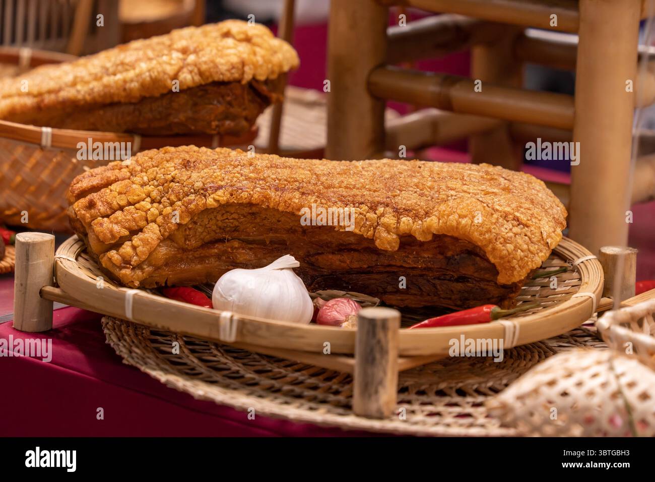 Vue rapprochée du ventre de porc croustillant vendu à l'étal alimentaire, il dispose d'une épaisse dalle de ventre de porc qui a été torréfié la peau devient dorée Banque D'Images