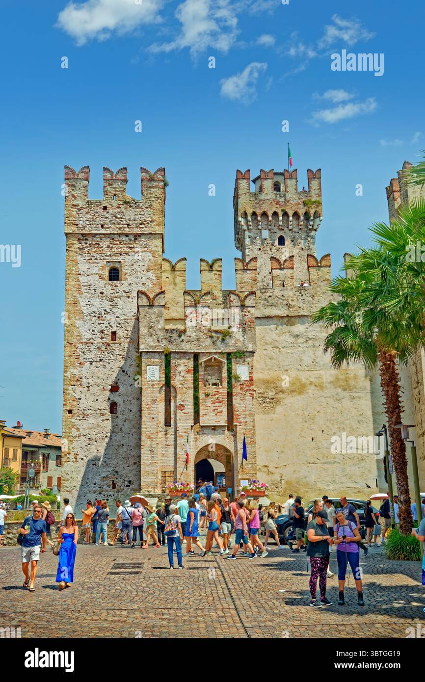 Le château de Scaligero à Sirmione sur le lac de Garde, province de Brescia, Italie. Banque D'Images
