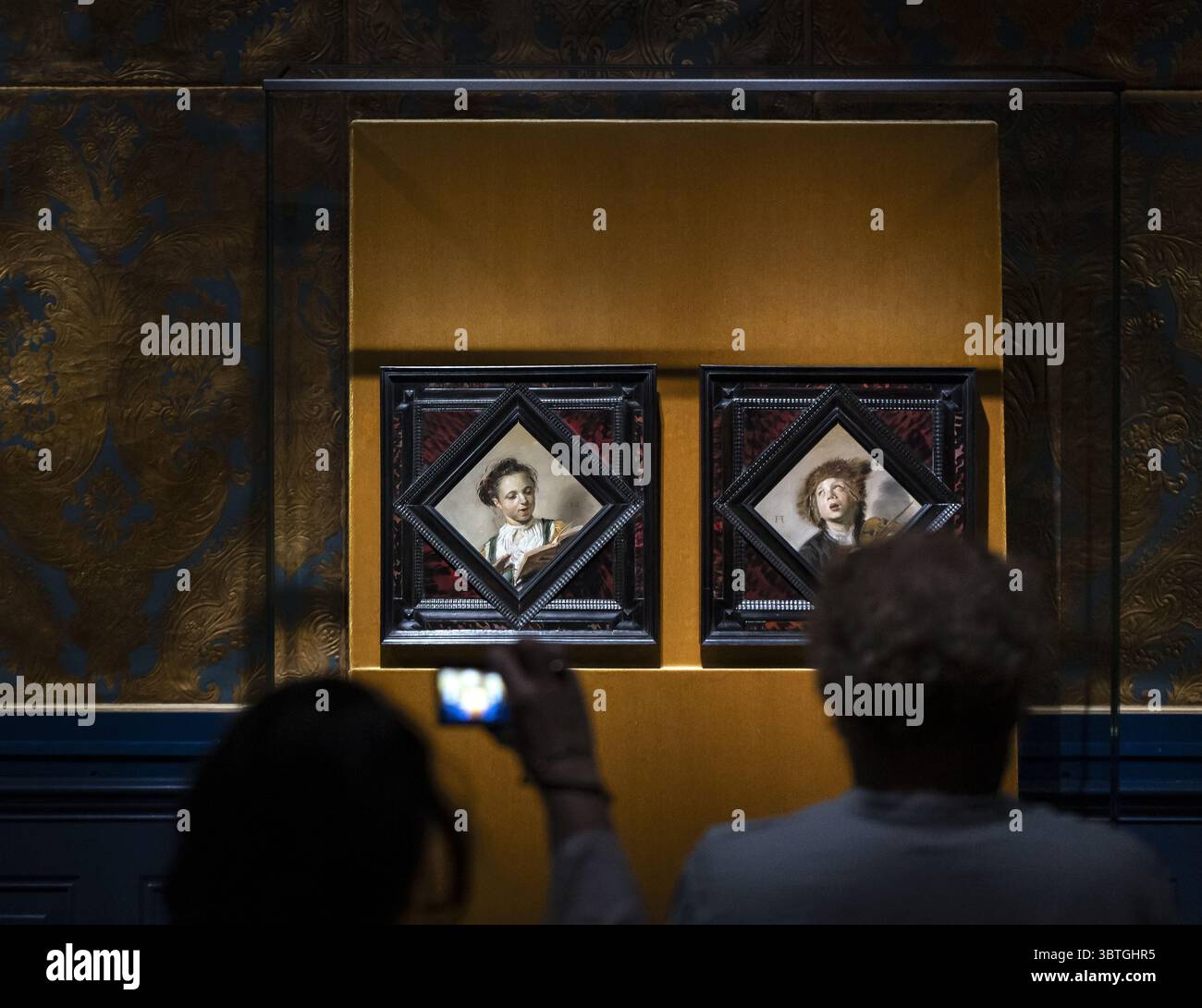 HAARLEM - L'installation des peintures de Frans Hals Violin Playing Boy and Singing Girl récemment acquises au Musée Frans Hals. Lors d'une vente aux enchères à New York, le musée Frans Hals et le Mauritshuis ont acheté conjointement les deux tableaux de Frans Hals. ANP REMKO DE WAAL pays-bas Out - belgique Out Banque D'Images