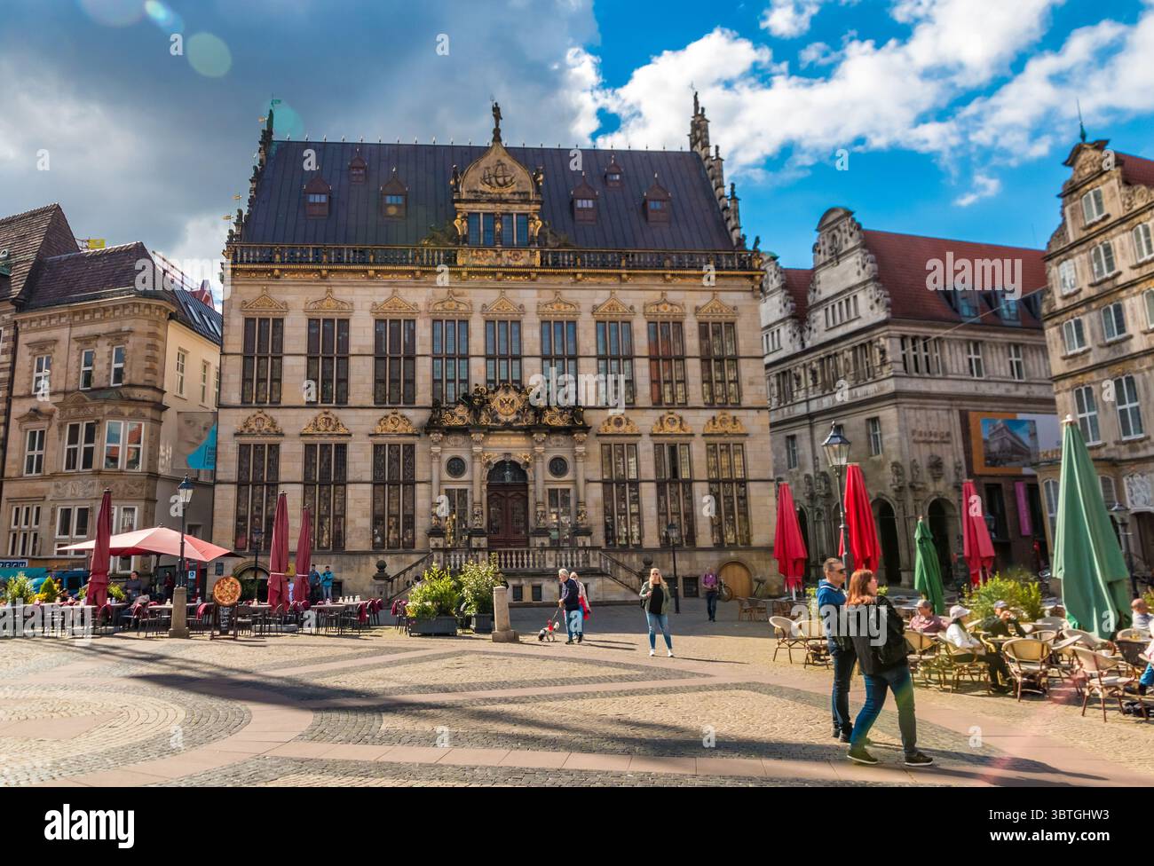 Belle vue sur le bâtiment historique Schütting, situé sur le site sud du marché de Brême. Initialement, il servait les marchands de la ville et... Banque D'Images