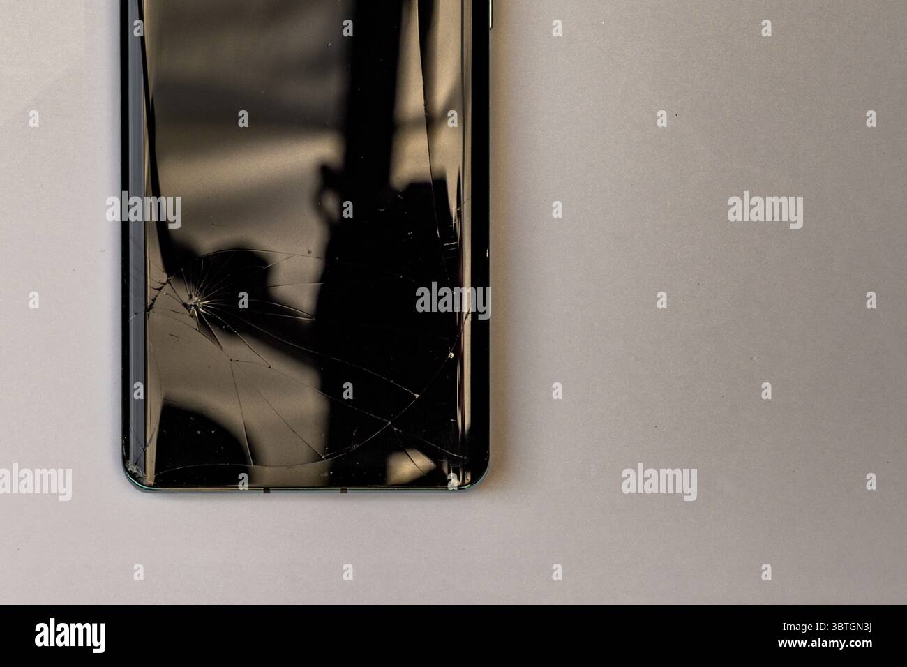 Écran de téléphone portable endommagé, numériseur de téléphone fissuré, Banque D'Images