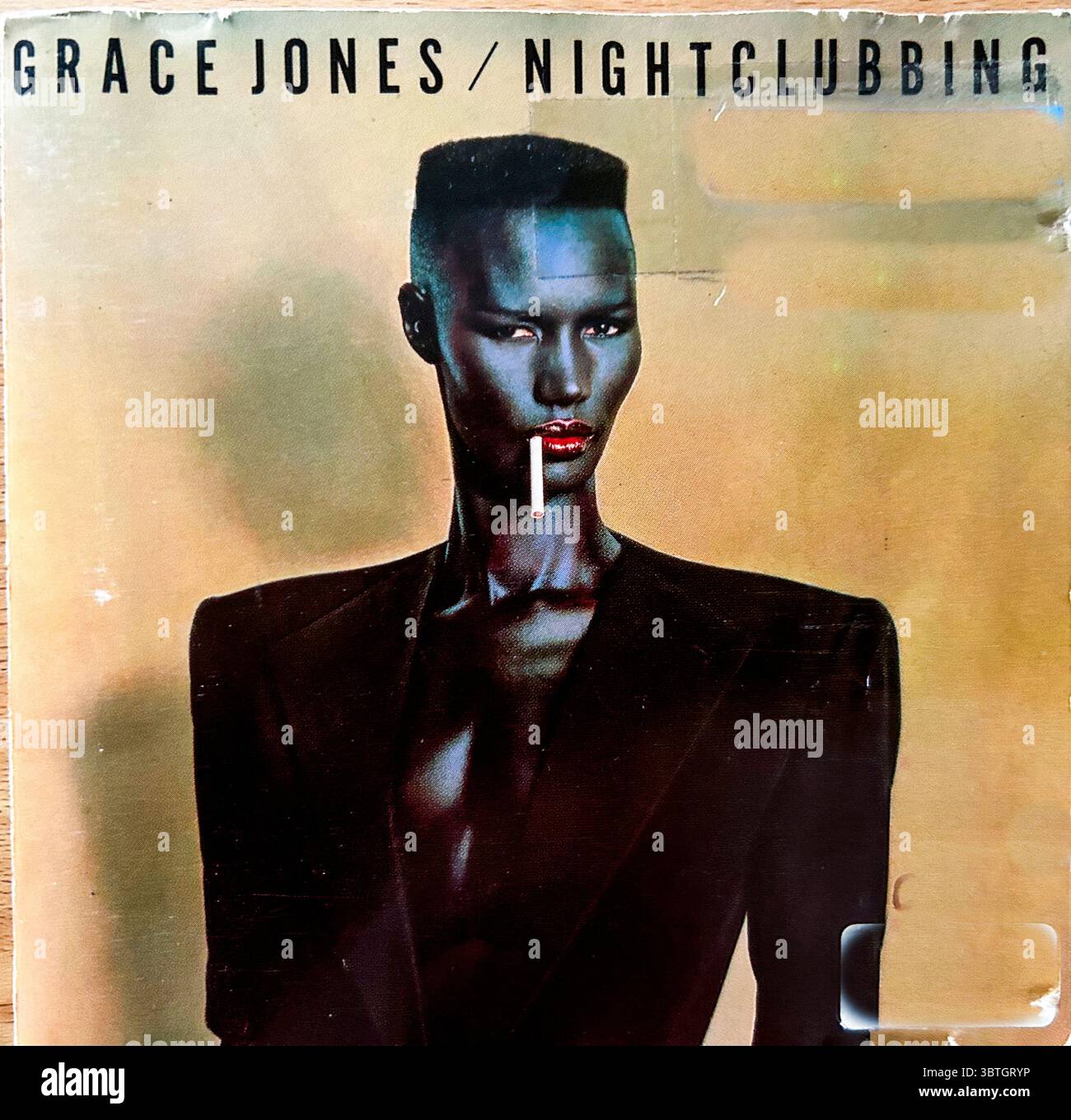 Gros plan, pochette d'album, Grace Jones « Nightclubbing » C.D. Rock, Dance Music Celebrities, mode des années 1980 Banque D'Images