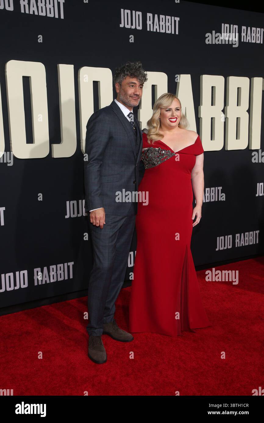 15 octobre 2019, Los Angeles, États-Unis d'Amérique : Taika Waititi et Rebel Wilson arrivant à la première de ''Jojo Rabbit'' au Post 43 le 15 octobre 2019 à Los Angeles, Californie (crédit image : © Famous/Ace Pictures via ZUMA Press) Banque D'Images