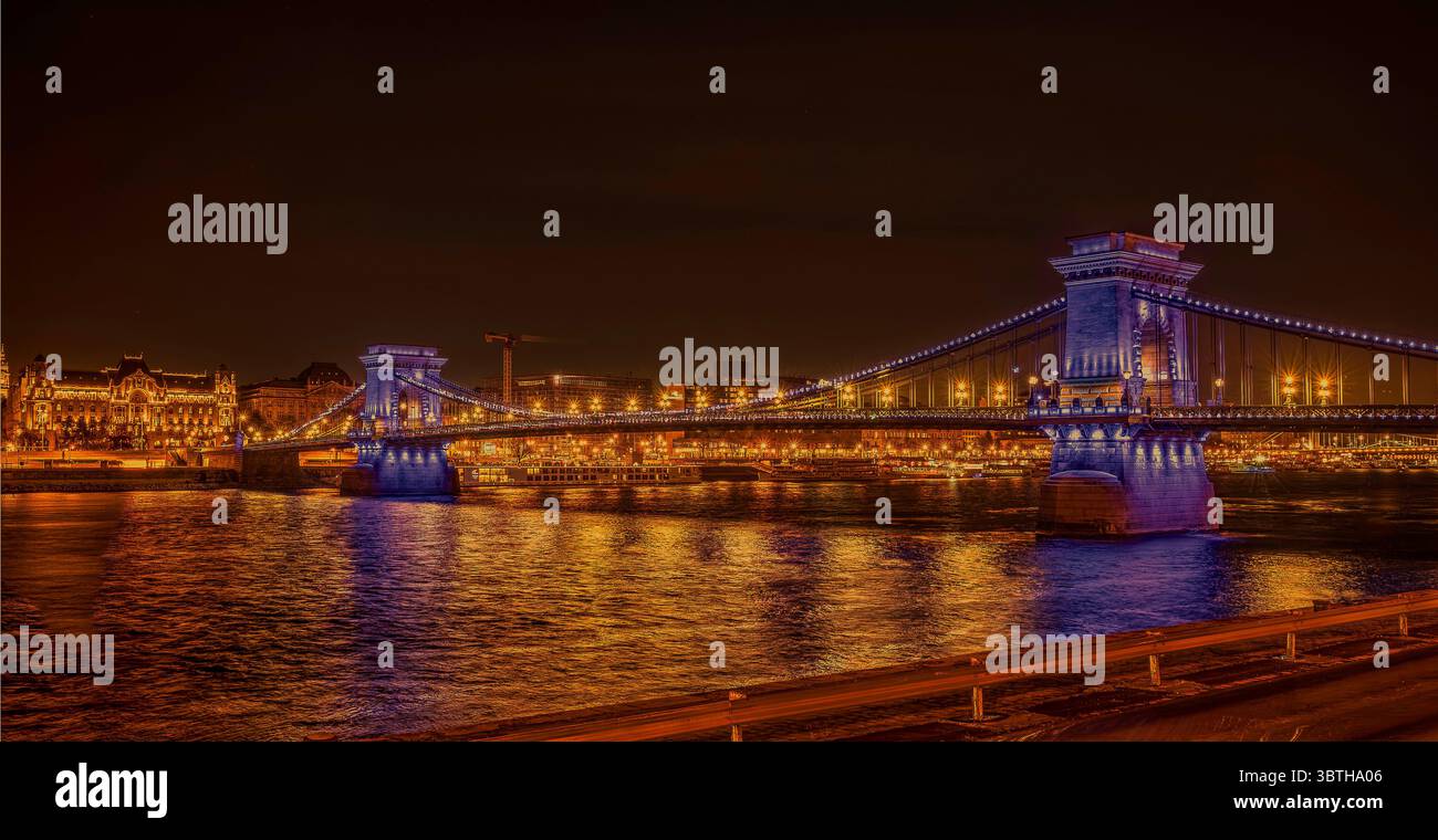 Pont à chaînes illuminé sur le Danube la nuit avec le four Seasons Hotel Gresham Palace en arrière-plan, Budapest, Hongrie, mars 2025 Banque D'Images