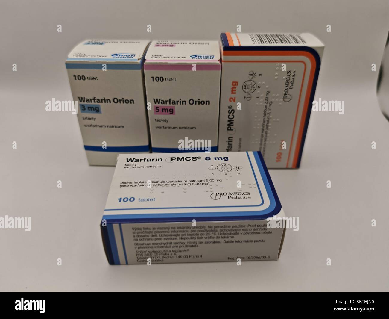 Prague, République tchèque - 6 mai 2025 : flacon de médicament à base de warfarine utilisé pour le traitement anticoagulant. Banque D'Images