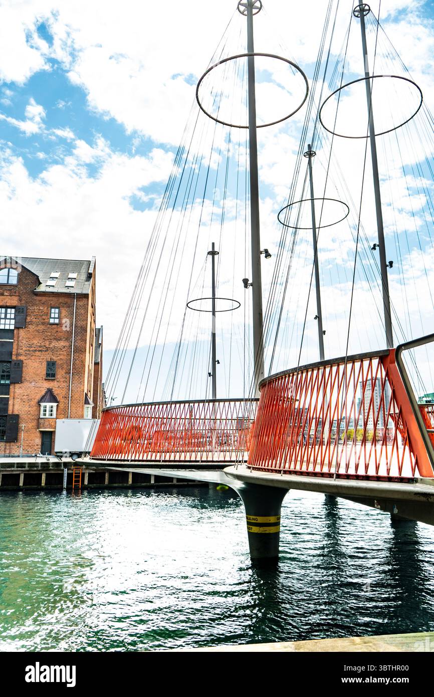 Pont circulaire unique de Copenhague enjambant le canal christianshavn Banque D'Images
