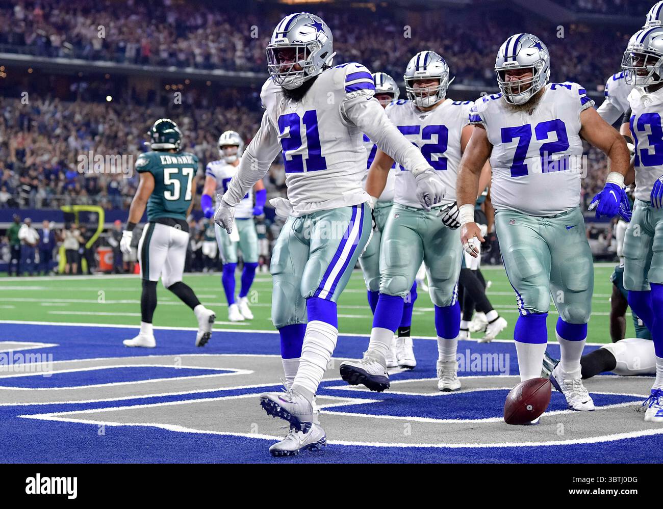 Octobre 20th, 2019 :.running back Dallas Cowboys Ézéchiel Elliott (21) célèbre comme il se précipite pour un touché lors d'un match de football américain NFL entre les Philadelphia Eagles et Cowboys de Dallas à AT&T Stadium à Arlington, au Texas. .Manny Flores/CSM Banque D'Images