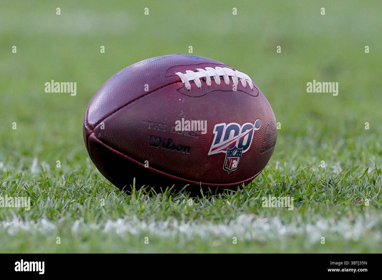20 octobre 2019 : un ballon de football Wilson portant le logo de 100 ans repose sur le gazon pendant le match de football NFL entre les Raiders d'Oakland et les Packers de Green Bay au lambeau Field à Green Bay, WISCONSIN. John Fisher/CSM(image de crédit : © ; John Fisher/CSM via ZUMA Wire) Banque D'Images