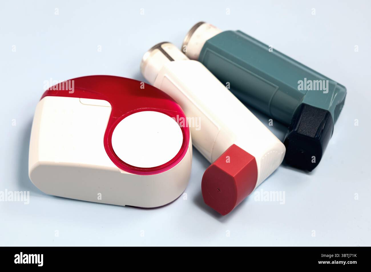 Quelques inhalateurs de médicaments contre l'asthme sur table. Photo de haute qualité Banque D'Images
