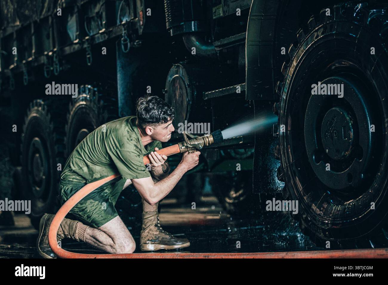 18 octobre 2019 - Philippines - Un Marine américain avec batterie Alpha, Battalion Landing Team 3/5, 11th Marine Expeditionary Unit, nettoie le dessous d'un camion de 7 tonnes dans le pont du navire de transport amphibie de classe San Antonio USS John P. Murtha (LPD 26), après l'achèvement de l'exercice KAMANDAG 3 aux Philippines, le 18 octobre 2019. KAMANDAG fait progresser la modernisation militaire et le développement des capacités grâce à des échanges d'experts en la matière. (Crédit image : © U.S. Marines/ZUMA Wire/ZUMAPRESS.com) Banque D'Images