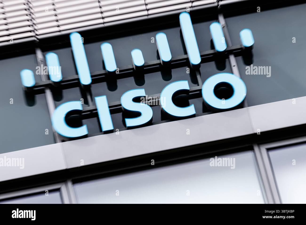 07 juillet 2025, Bavière, Garching BEI München : le logo et le lettrage Cisco Systems, Inc. sont visibles sur le siège de Cisco Systems GmbH à Garching, près de Munich (Bavière). Cisco est une société américaine de l'industrie des télécommunications et est principalement connue pour ses routeurs et commutateurs. Photo : Matthias Balk/dpa Banque D'Images